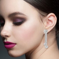 Ohrringe mit 3,60 Karat Diamanten aus 18 Karat Weißgold mit Blumenkette
