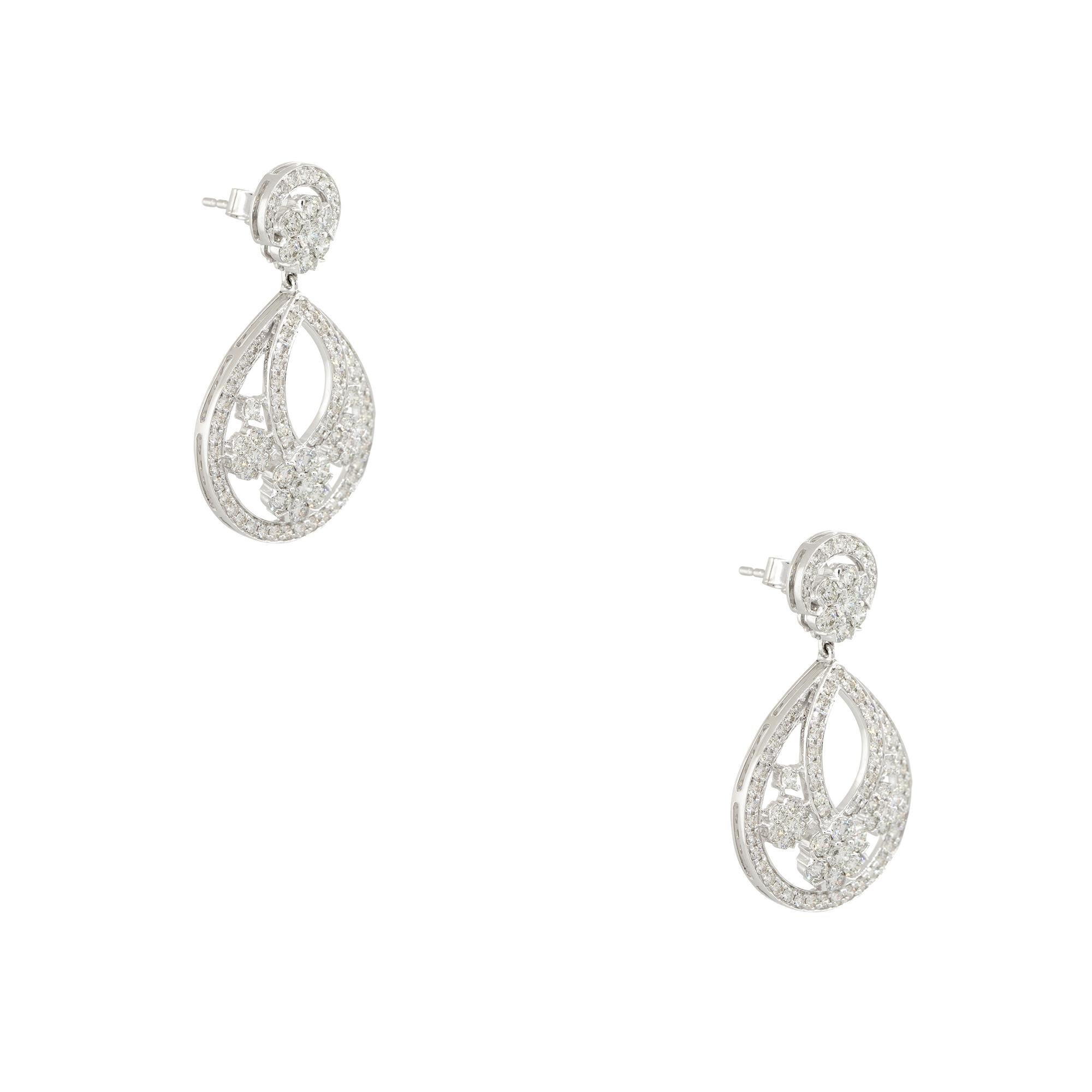 14k White Gold 3.60ctw Diamond Drop Pear Shaped Flower Earrings
Material: 14k White Gold
Diamond Details: Diamonds are approximately 3.60ctw of Round Brilliant cut Diamonds. There are 3 flower designs in each earring and the earrings are shaped like