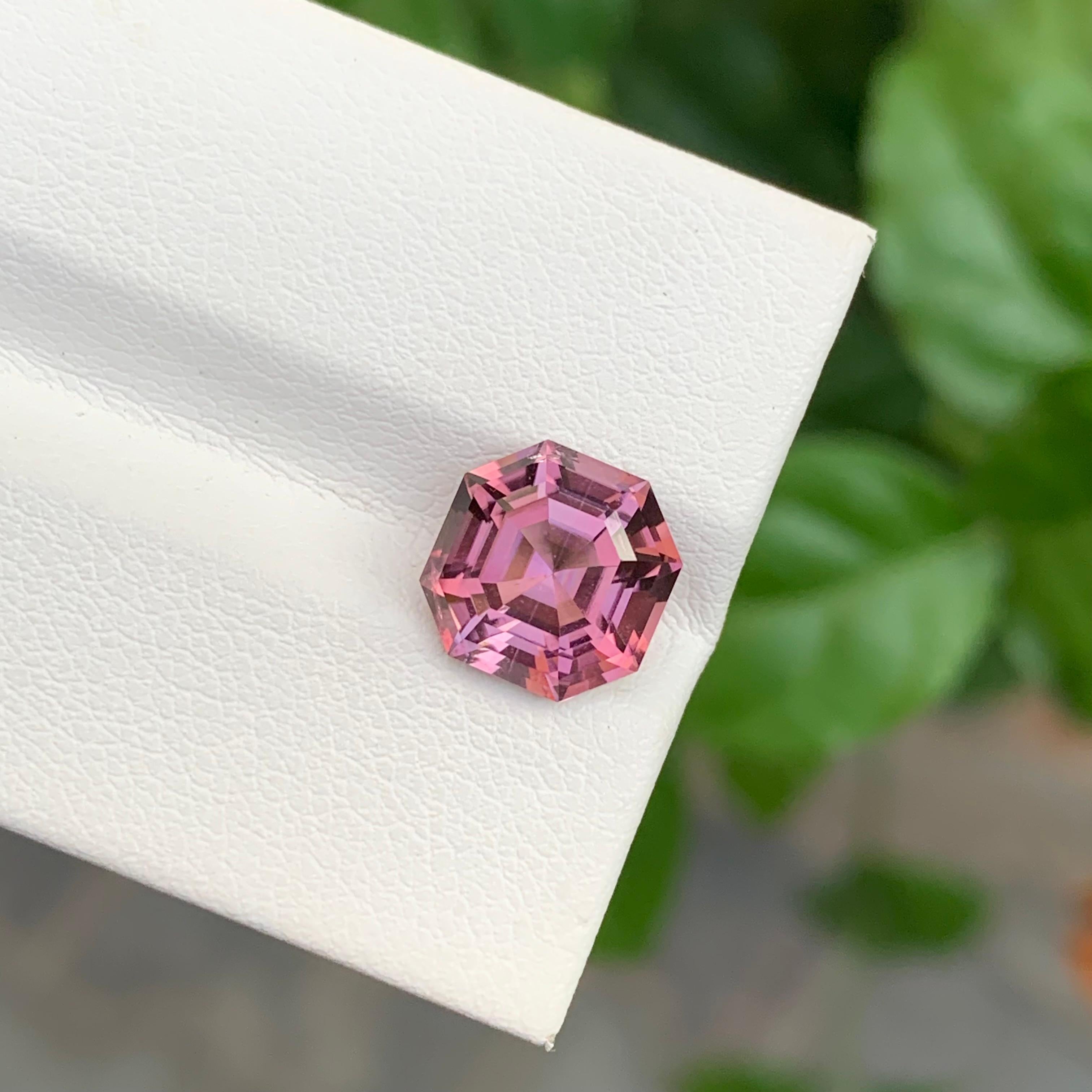 Arts and Crafts 3,60 Carati Gemma sfaccettata di tormalina rosa maroon a forma di ottagono per anello in vendita