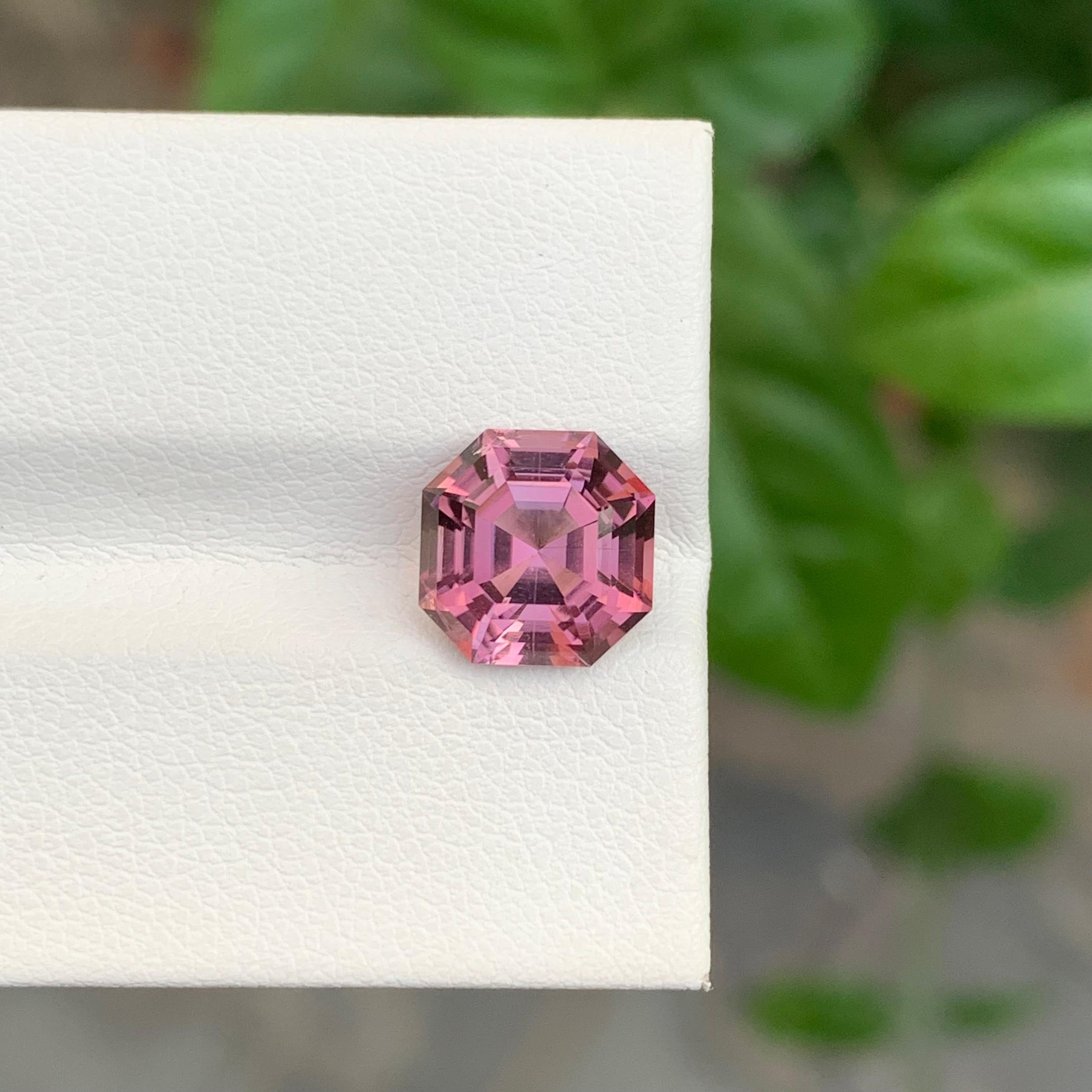 Ottagono 3,60 Carati Gemma sfaccettata di tormalina rosa maroon a forma di ottagono per anello in vendita