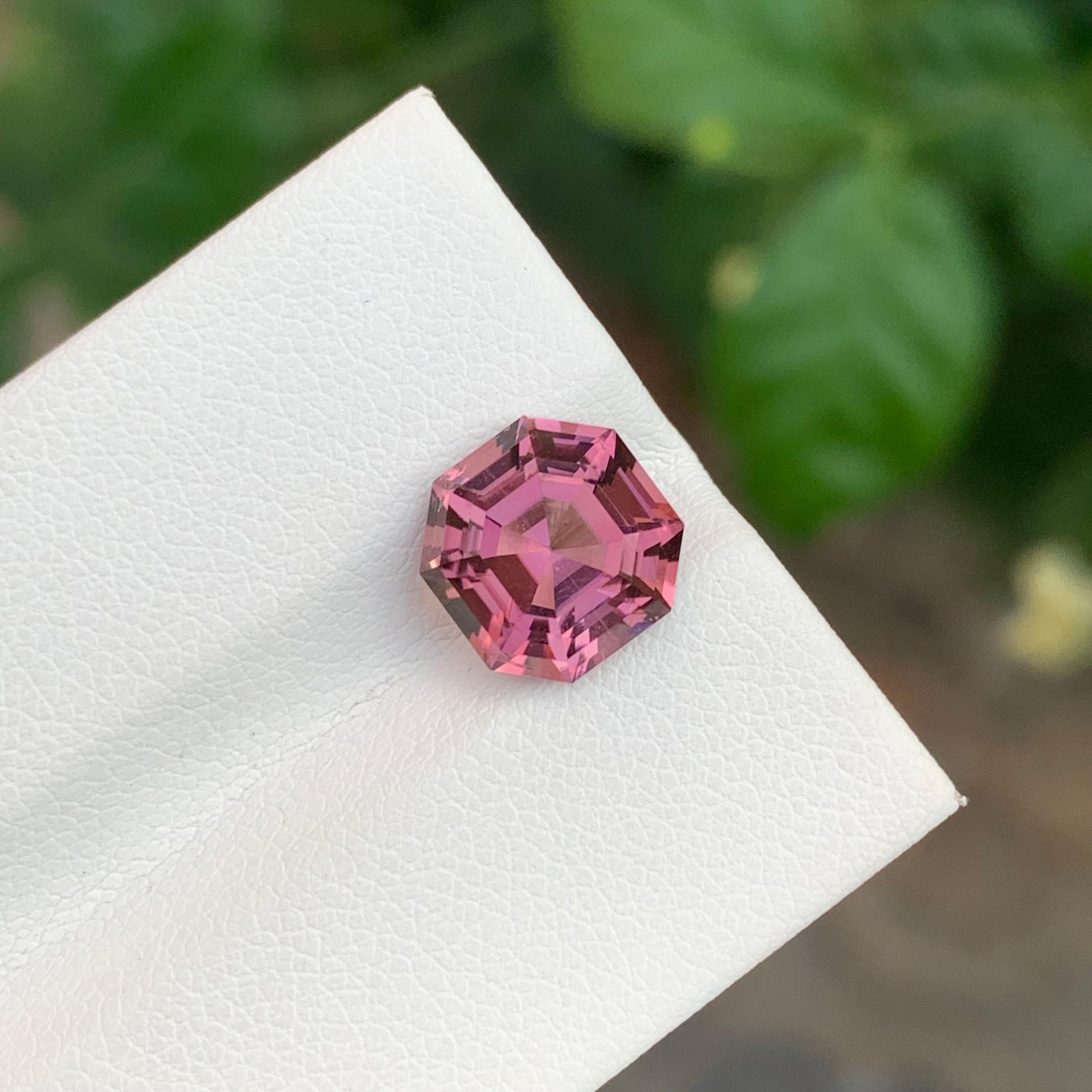 3,60 Carati Gemma sfaccettata di tormalina rosa maroon a forma di ottagono per anello in vendita 1