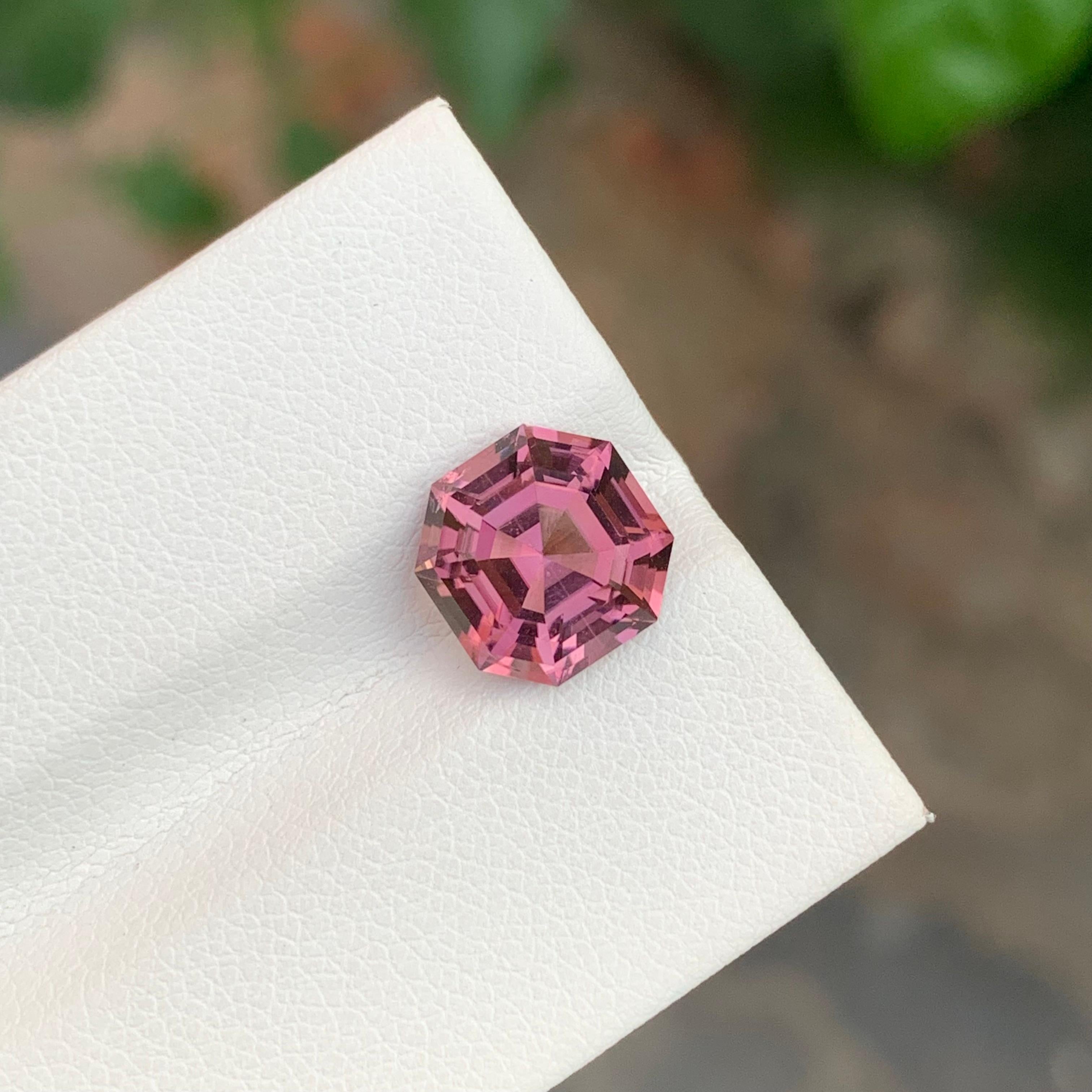 3,60 Carati Gemma sfaccettata di tormalina rosa maroon a forma di ottagono per anello in vendita 2