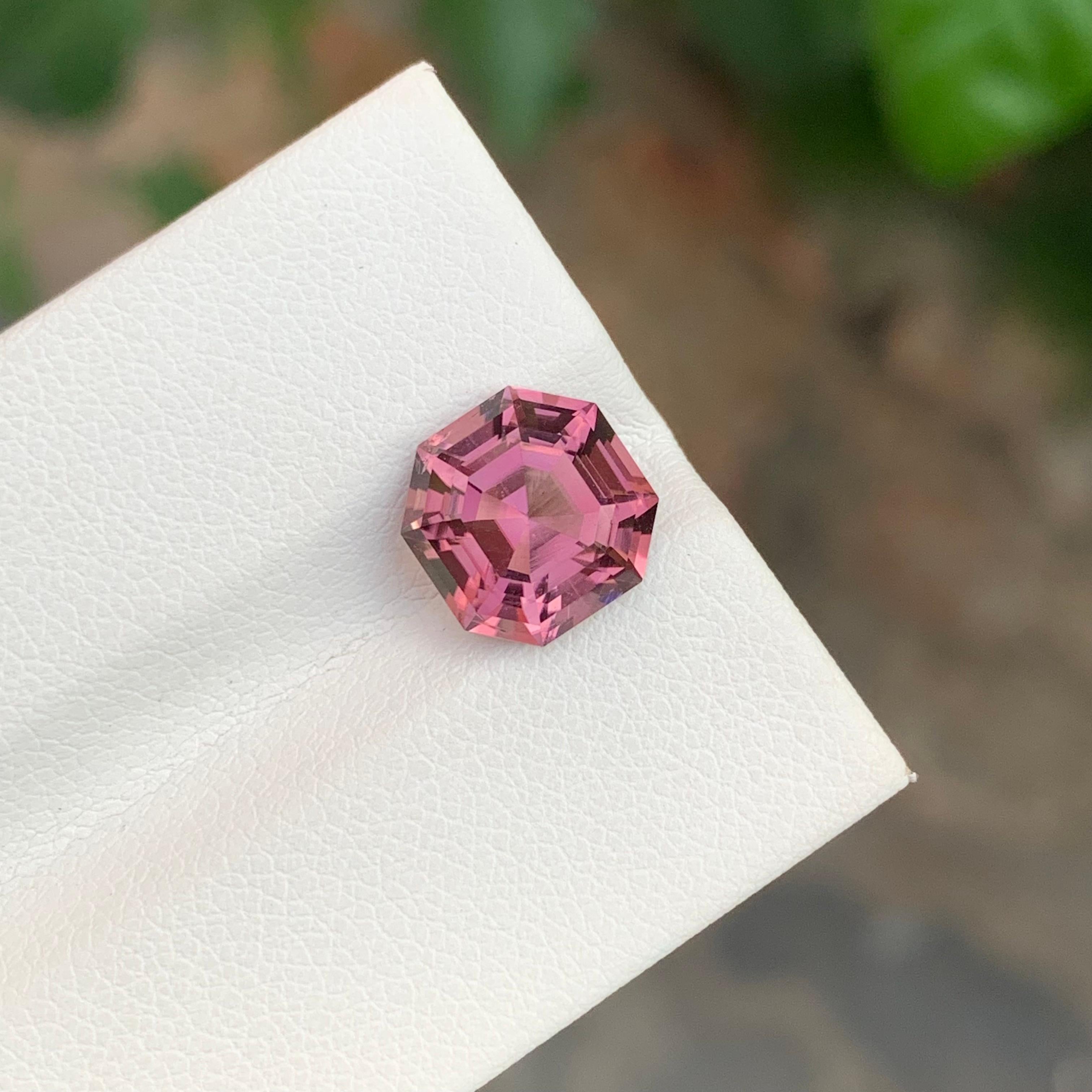 3,60 Carati Gemma sfaccettata di tormalina rosa maroon a forma di ottagono per anello in vendita 3