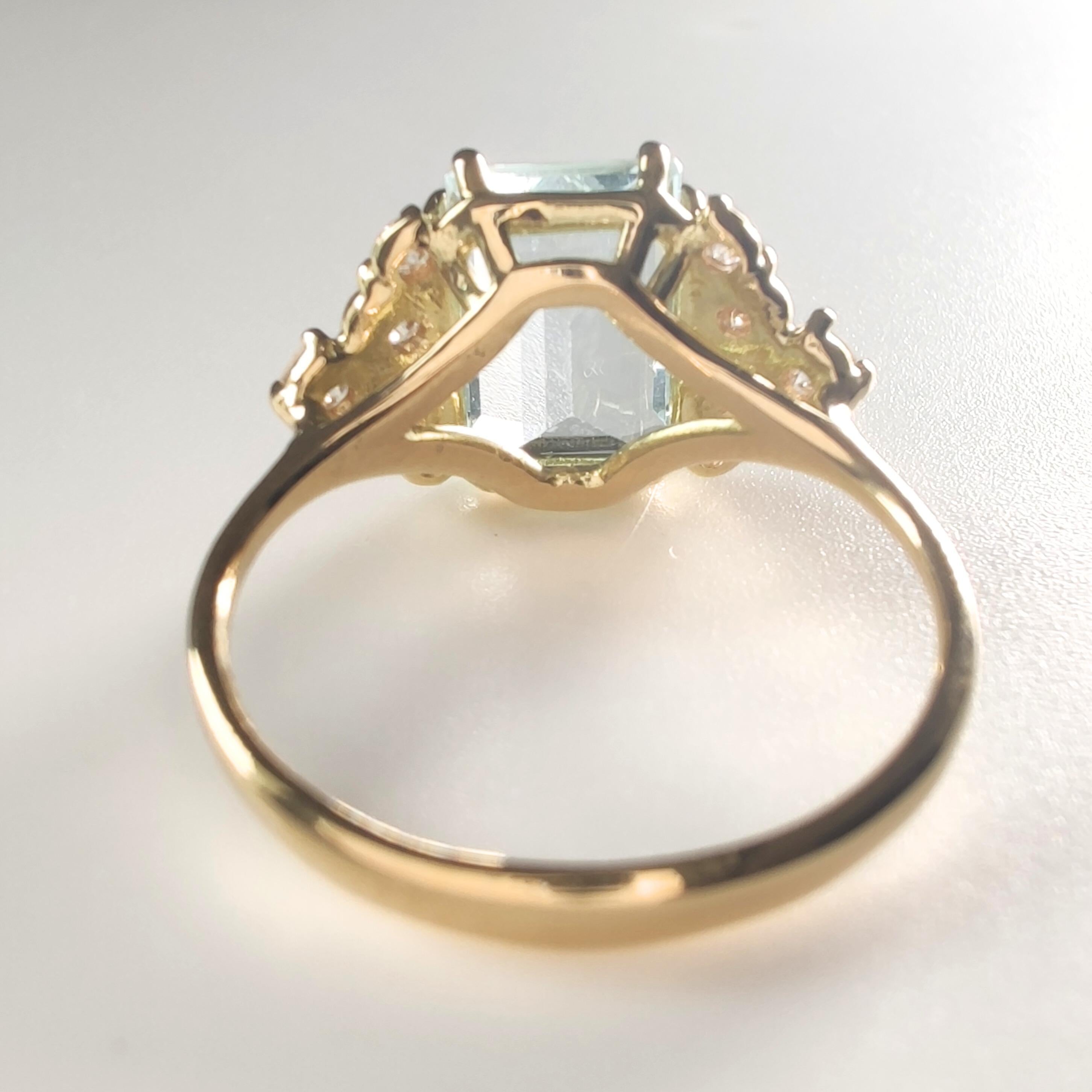 3.60 Carat Natural Aquamarine  0.45 Carat  Diamond Ring  18K Yellow solid Gold For Sale 4