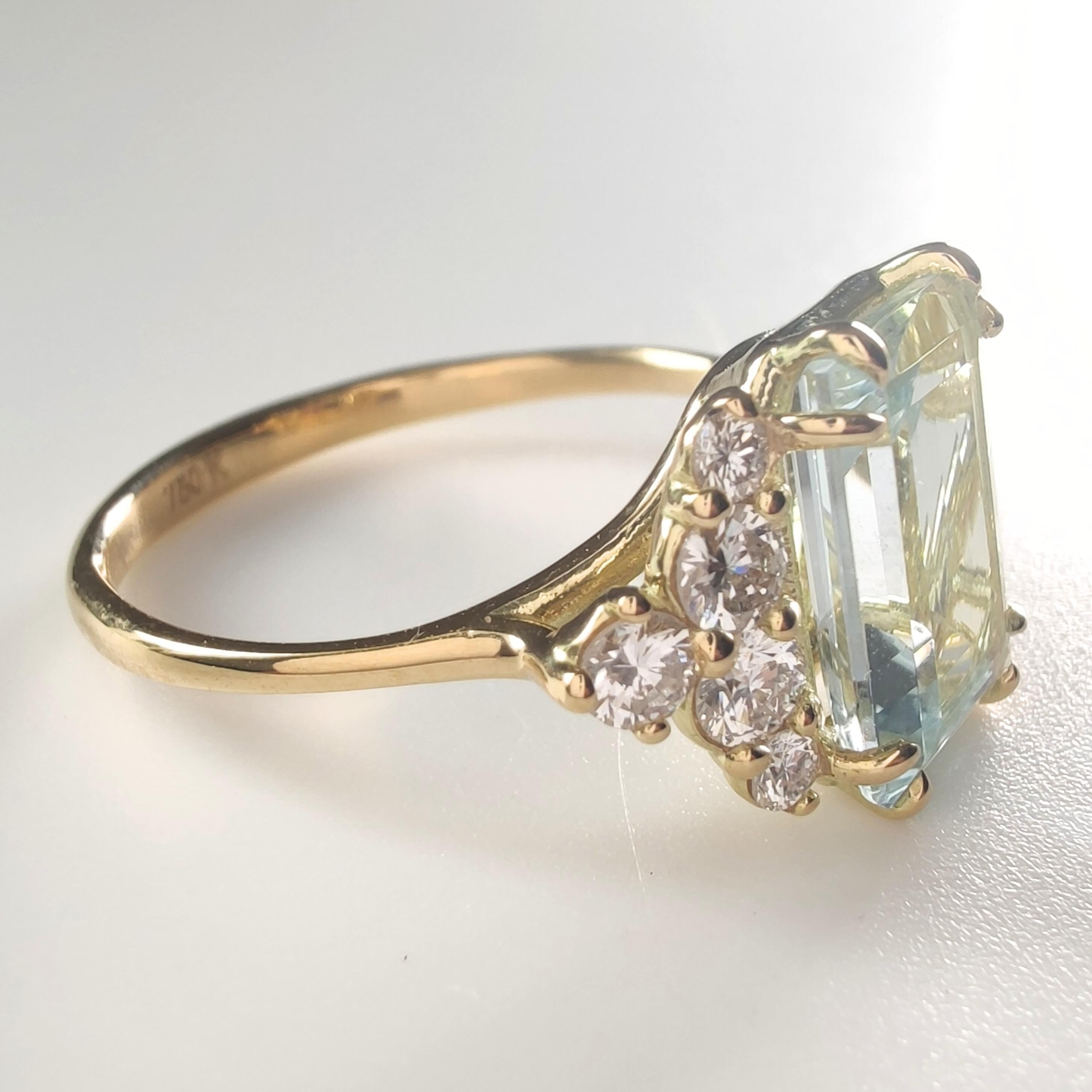 3.60 Carat Natural Aquamarine  0.45 Carat  Diamond Ring  18K Yellow solid Gold For Sale 2
