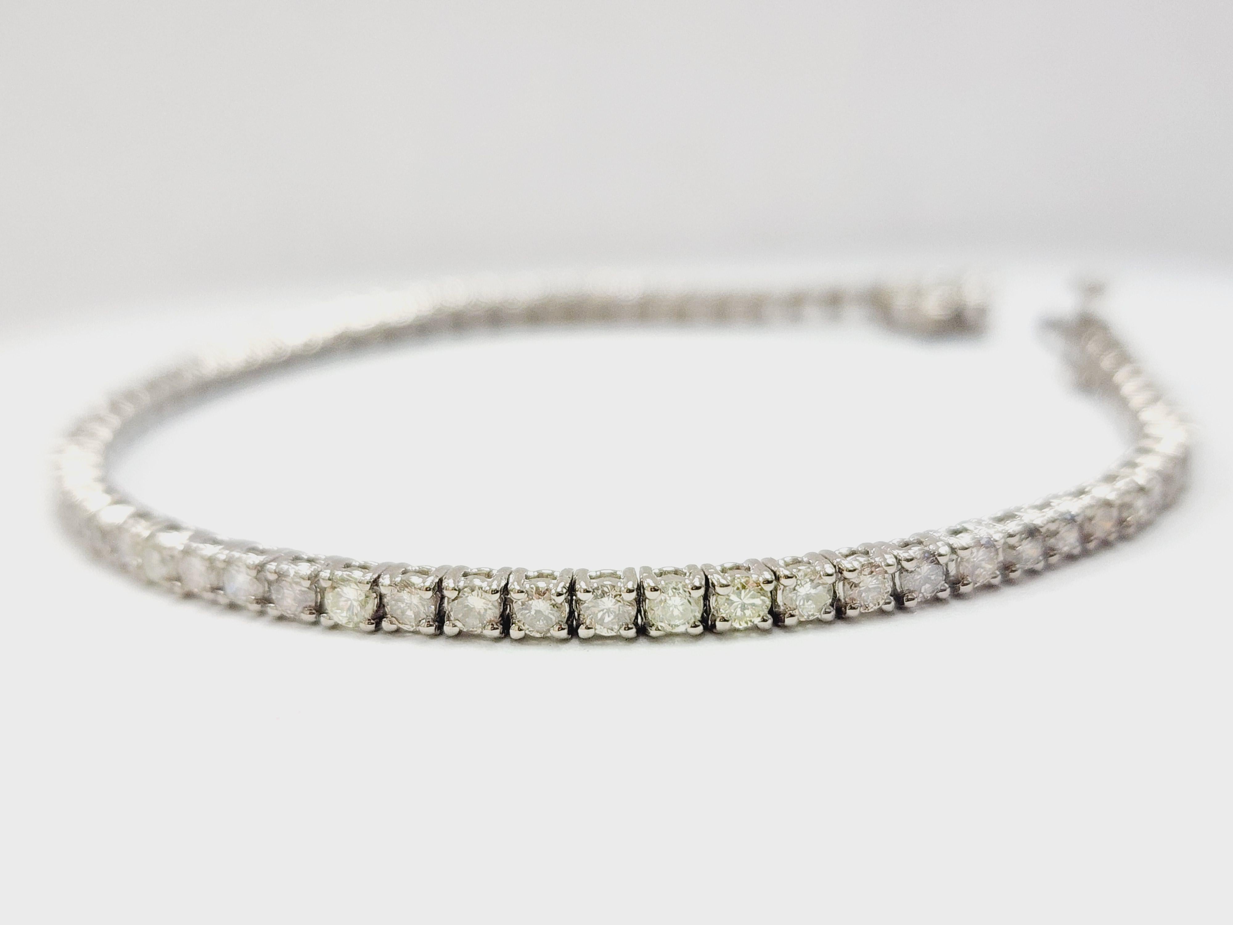 Beautiful quality tennis bracelet, round-brilliant cut white diamonds with excellent shine!
14 karat white gold classic four-prong style for maximum light brilliance. 

Length: 7 inch
Color Range: I
Clarity Range: I
Width: 2.5 mm wide

*Free