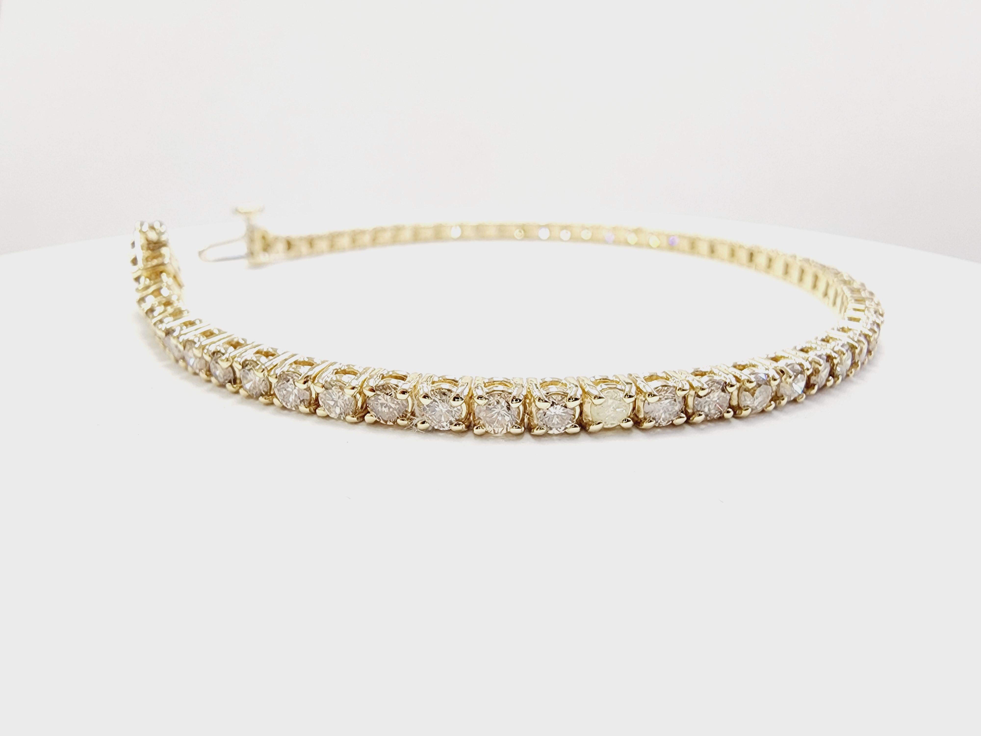 Beautiful quality tennis bracelet, round-brilliant cut white diamonds, and excellent shine. 
14 karat yellow gold classic four-prong style for maximum light brilliance. 

Length: 7 inch 
Color Range: K
Clarity Range: VS-SI
Width: 2.7 mm

*Free