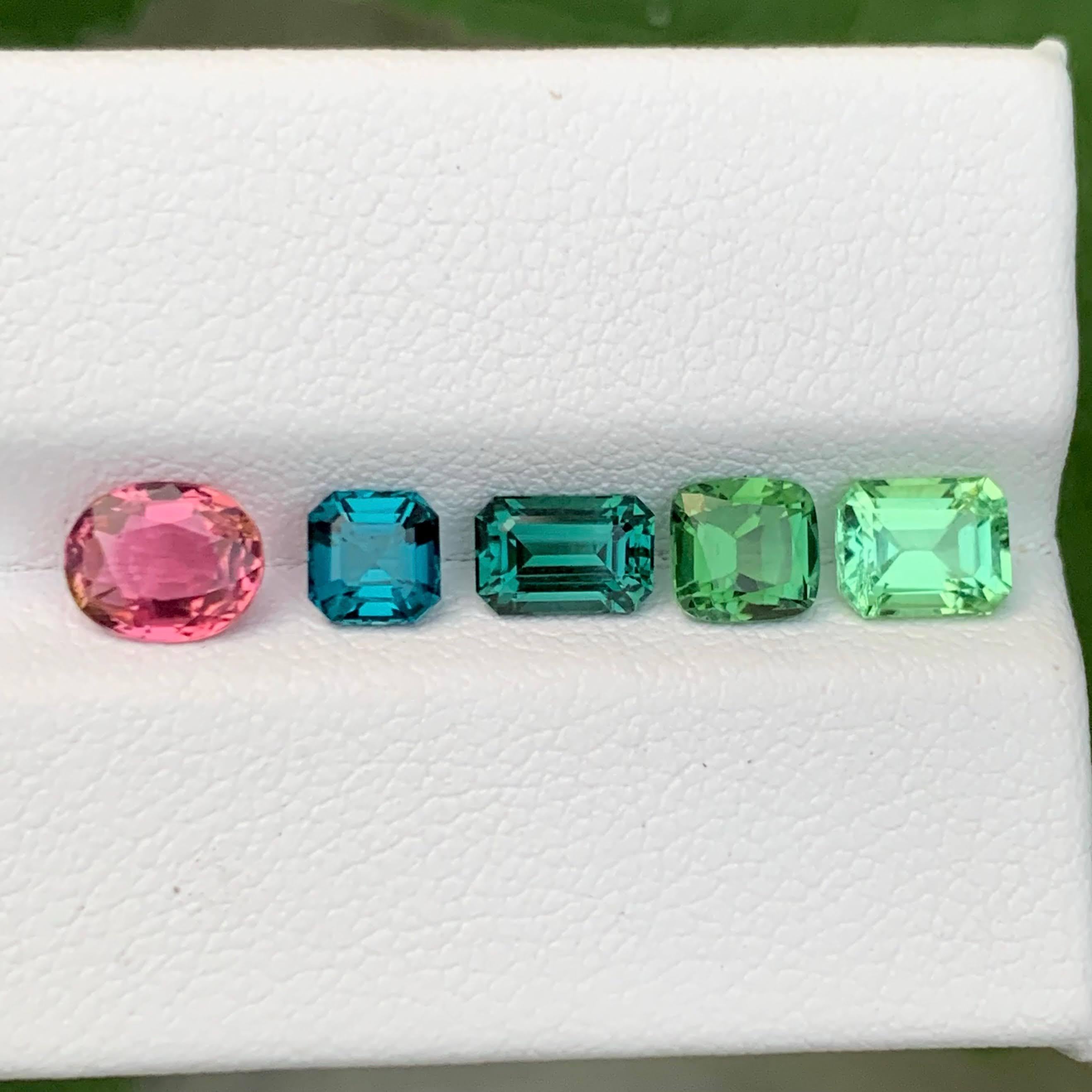 Peso 3,60 carati 
Pezzo 5
Trattamento Nessuno 
Origine afgana 
Chiarezza VVS 
Taglio forma Taglio misto 





Questo lotto di tormaline sciolte naturali da 3,60 carati presenta 5 splendide gemme in una varietà di colori e tagli misti, offrendo una