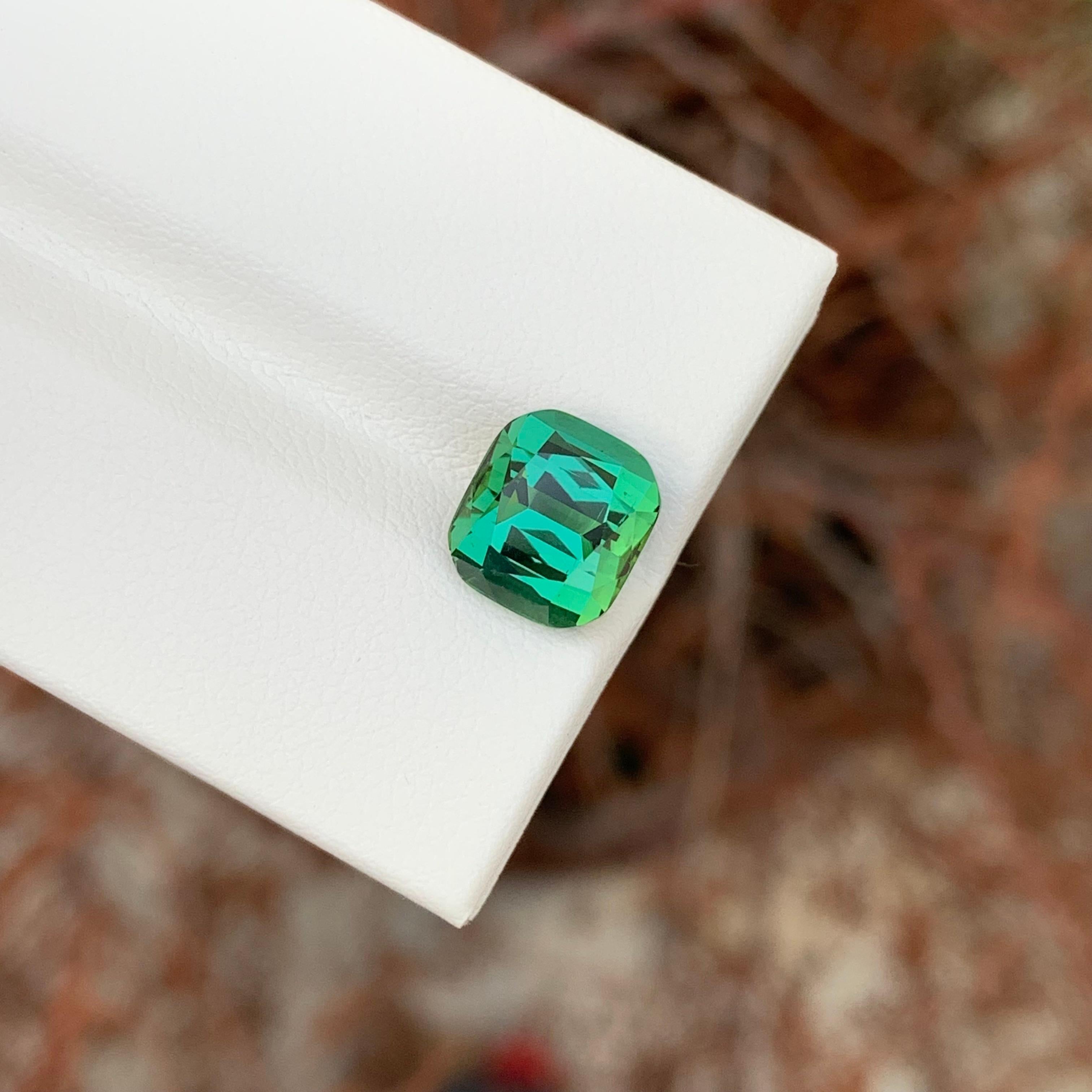 Arts and Crafts 3.60 Carat Natural Loose Blue Green Tourmaline Cushion Shape Gemstone (Tourmaline bleue verte en forme de coussin) en vente