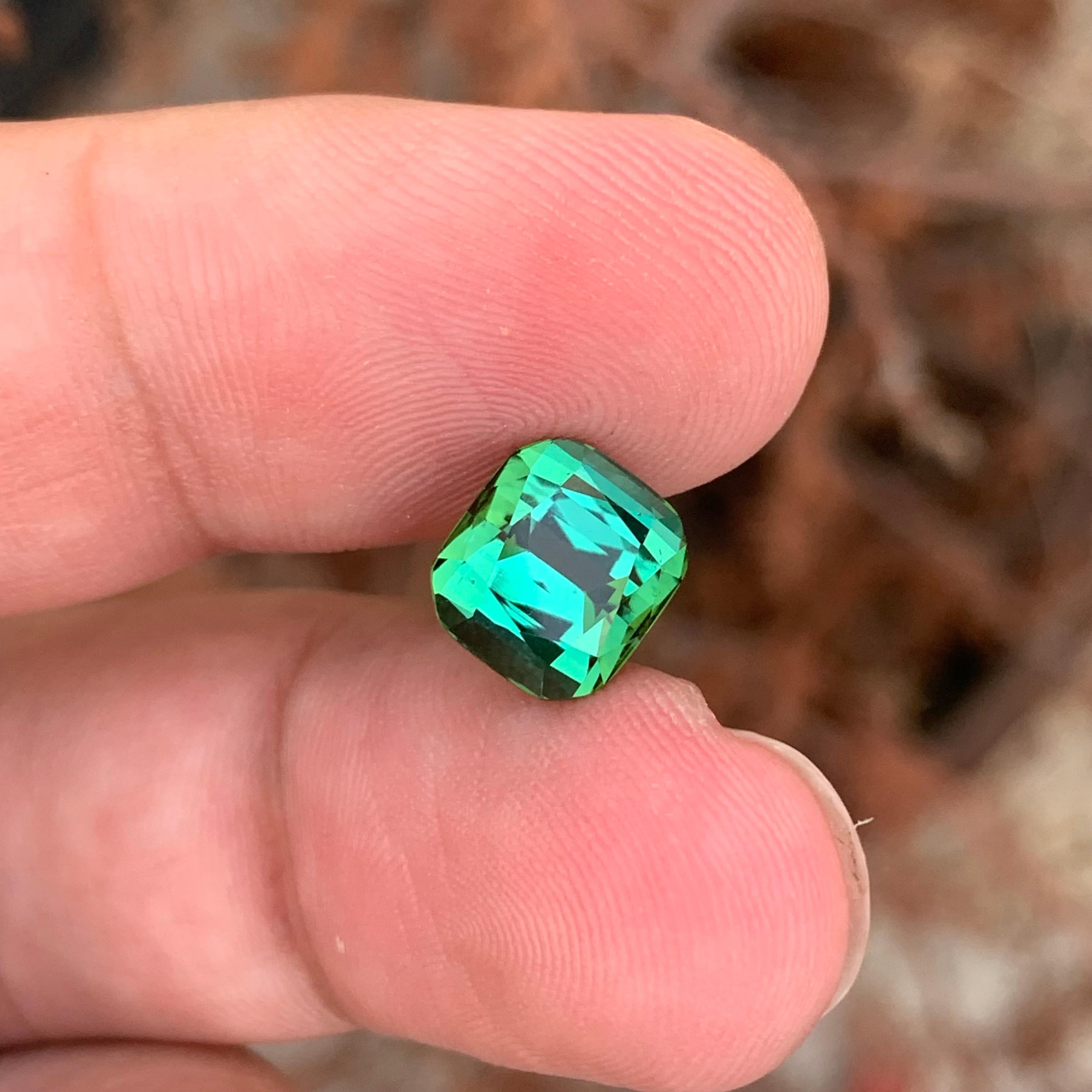 3.60 Carat Natural Loose Blue Green Tourmaline Cushion Shape Gemstone (Tourmaline bleue verte en forme de coussin) Unisexe en vente