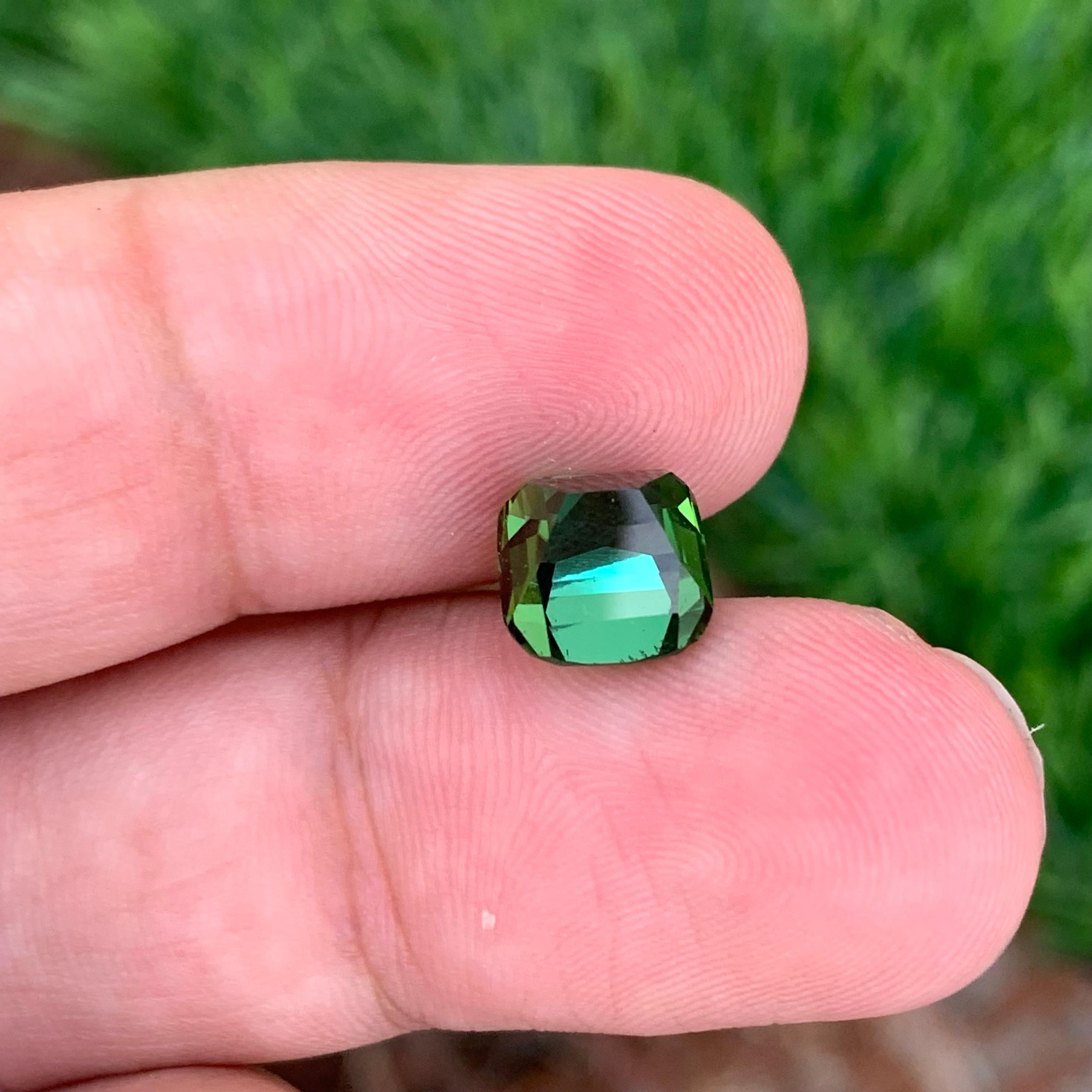 3.60 Carat Natural Loose Blue Green Tourmaline Cushion Shape Gemstone (Tourmaline bleue verte en forme de coussin) en vente 2