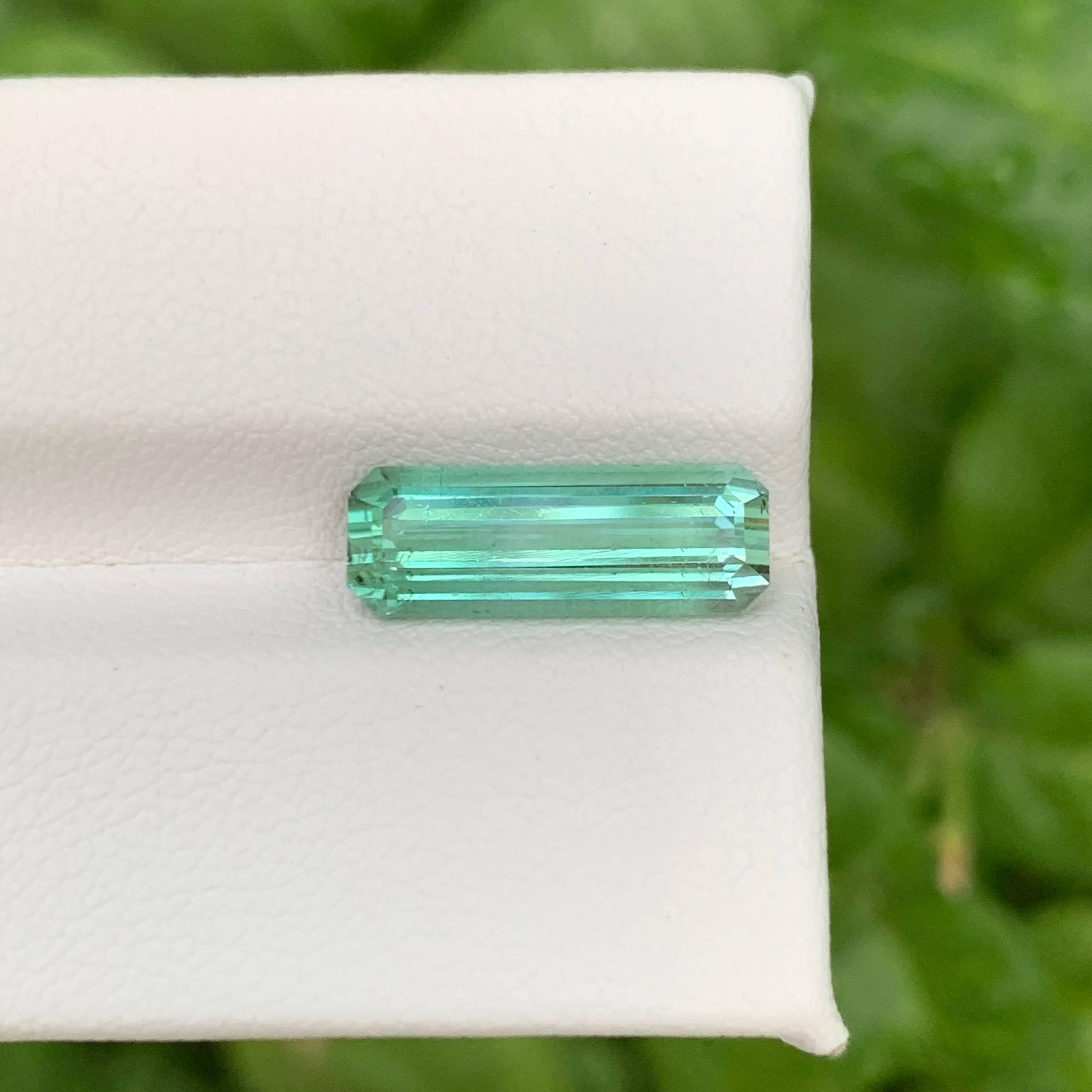 Moderno 3.60 carati di tormalina verde chiaro naturale sfusa con taglio a smeraldo Gemma afgana in vendita