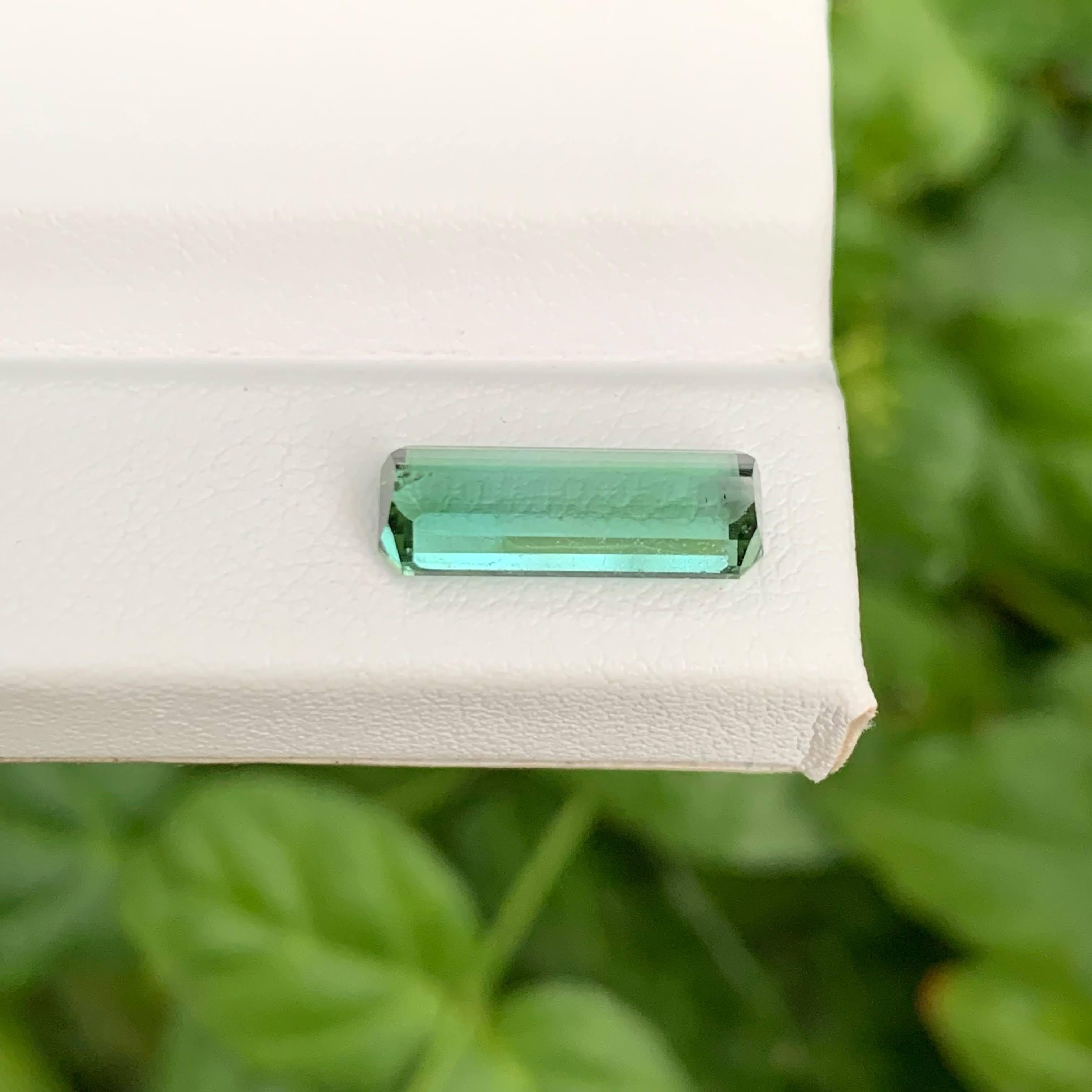 3.60 carati di tormalina verde chiaro naturale sfusa con taglio a smeraldo Gemma afgana in vendita 2
