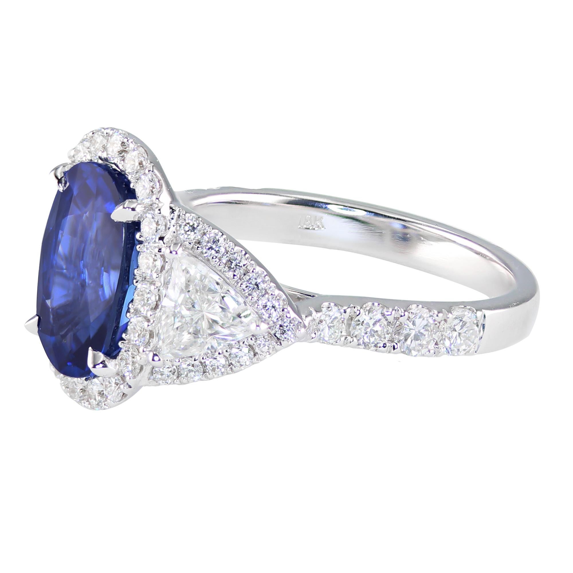 Modern 3.60 Carat Blue Sapphire White Gold Cocktail Ring For Sale