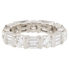 Bracelet d
éternité en platine avec diamants ronds et baguettes de 3,60 carats, en stock