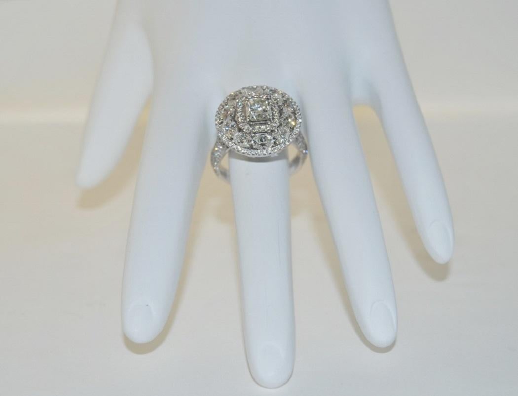 3.60 Carat Stunning White Diamond Ring in 18 Karat Gold In New Condition For Sale In Los Angeles, CA