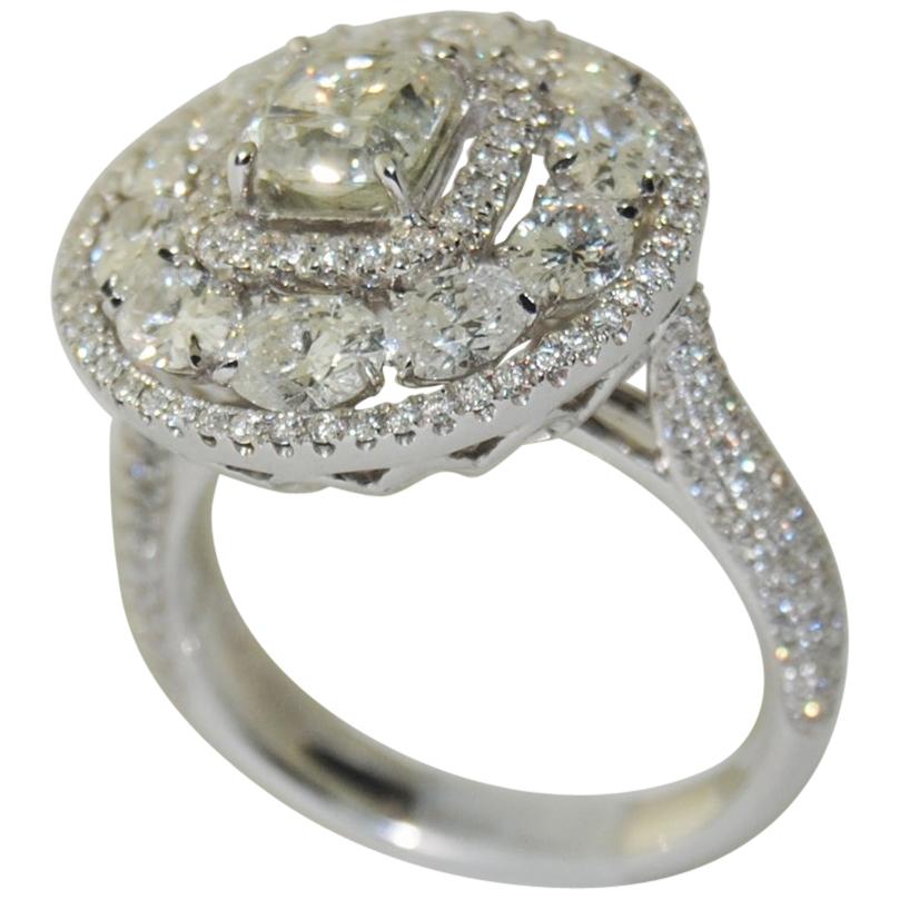 3.60 Carat Stunning White Diamond Ring in 18 Karat Gold For Sale
