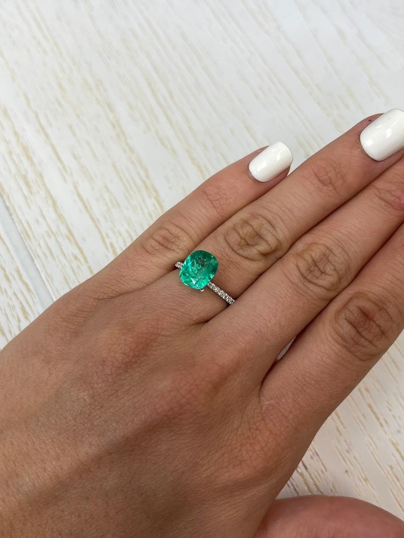 Esmeralda Colombiana Verde Vivaz de 3,60 Quilates - Gema Chivor talla cojín en venta 1