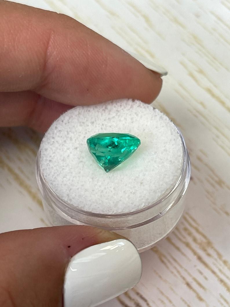 De las mujeres Esmeralda Colombiana Verde Vivaz de 3,60 Quilates - Gema Chivor talla cojín en venta