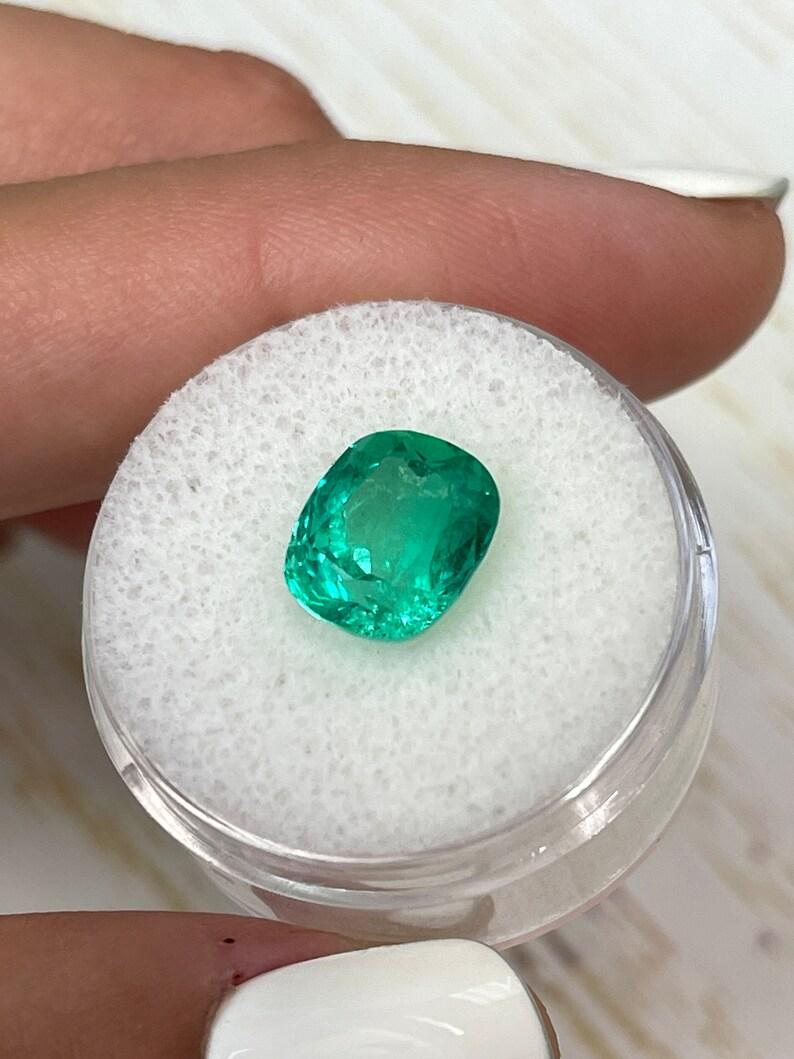 Esmeralda Colombiana Verde Vivaz de 3,60 Quilates - Gema Chivor talla cojín en Nuevo estado para la venta en Jupiter, FL