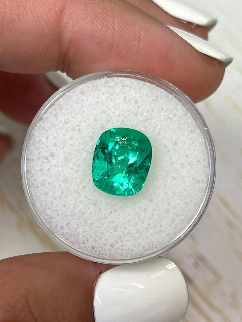 Esmeralda Colombiana Verde Vivaz de 3,60 Quilates - Gema Chivor talla cojín Moderno en venta
