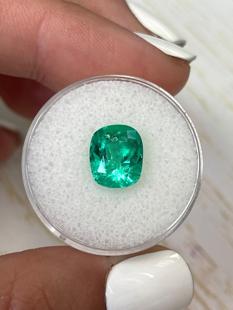 Piedra: Esmeralda
Peso: 3,60 quilates
Forma: Corte de cojín
Claridad: Transparente
Lustre: Excelente-Muy bueno
Color: Verde amarillento vivo
Medidas: 10,15 mm x 8,49 mm x 7,06 mm
Origen geográfico: Colombia
Tratamiento: Natural,