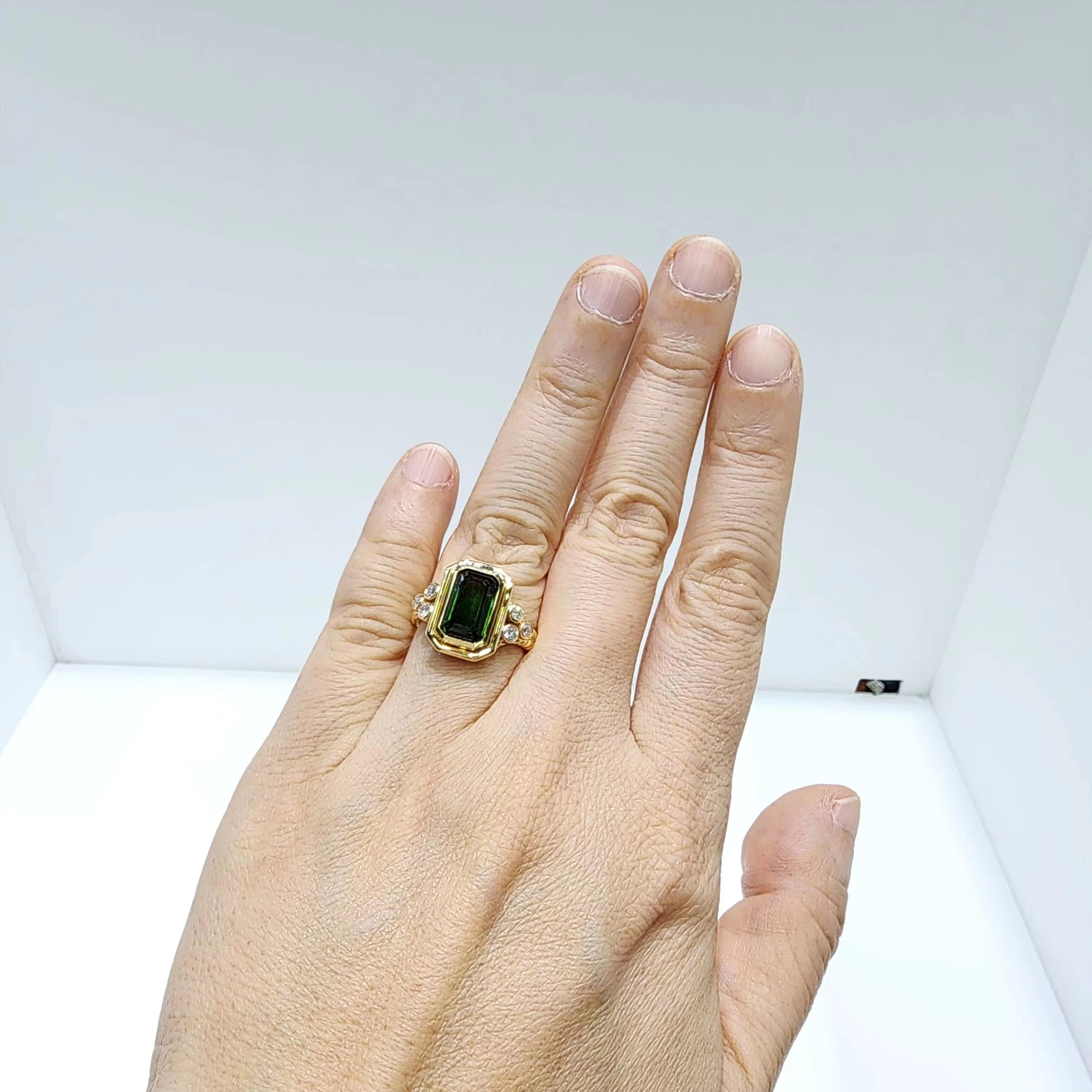 Contemporary 3.60 Carat Vivid Green Tourmaline Cocktail Ring in 18K Yellow Gold For Sale