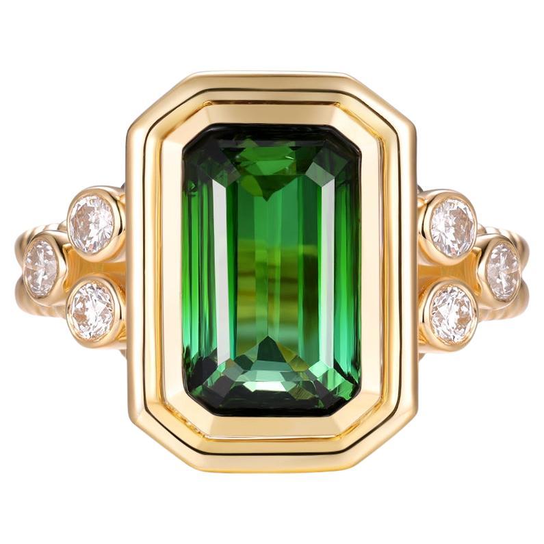 Anillo de cóctel de turmalina verde viva de 3,60 quilates en oro amarillo de 18 quilates