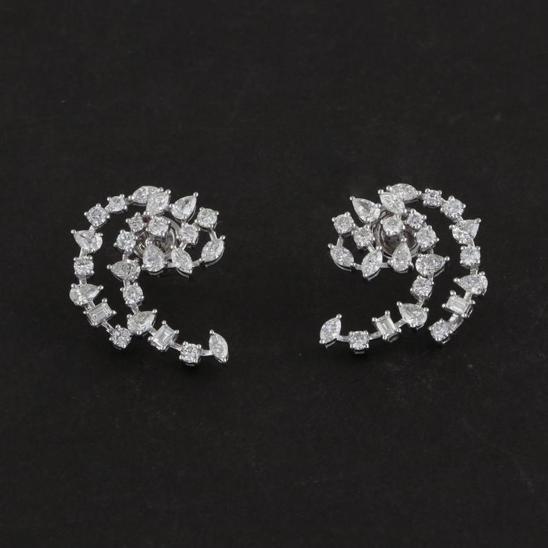 Contemporary 3.60 carats Diamond 18 Karat Gold Crescent Stud Earrings For Sale