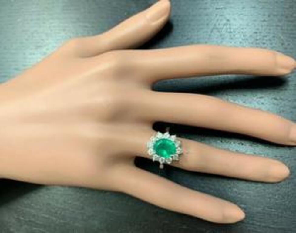 Women's or Men's 3.60 Carat Exquisite Emerald and Diamond 14 Karat Solid White Gold Ring For Sale