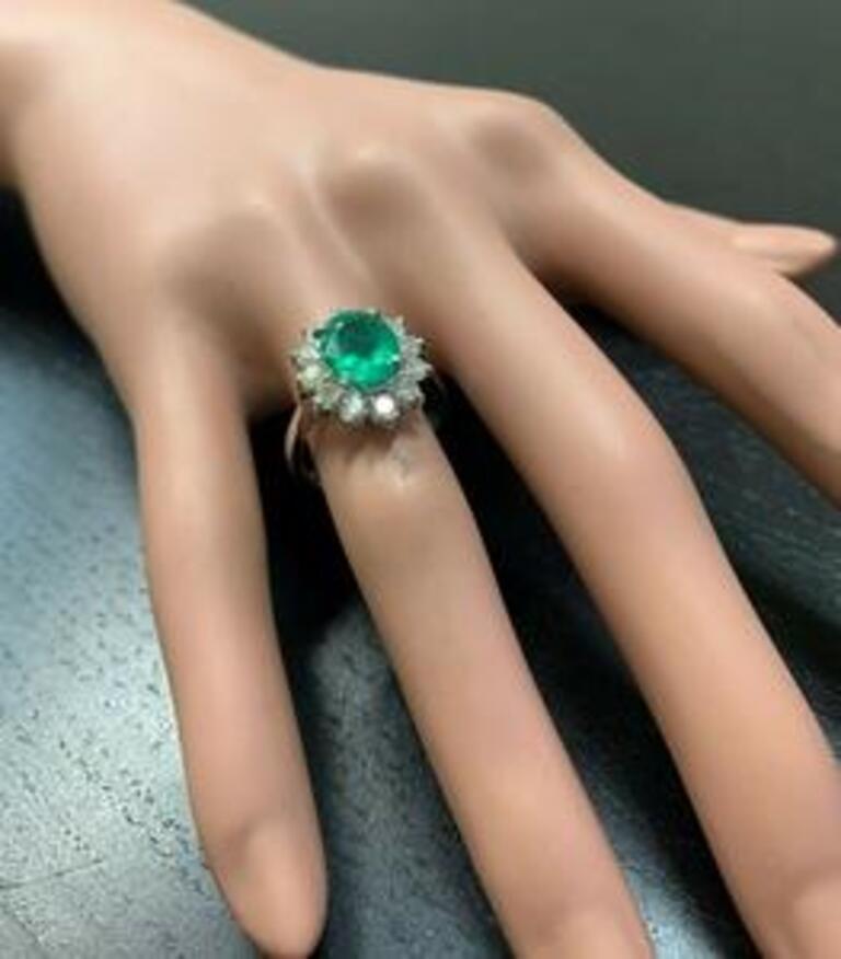 3.60 Carat Exquisite Emerald and Diamond 14 Karat Solid White Gold Ring For Sale 2