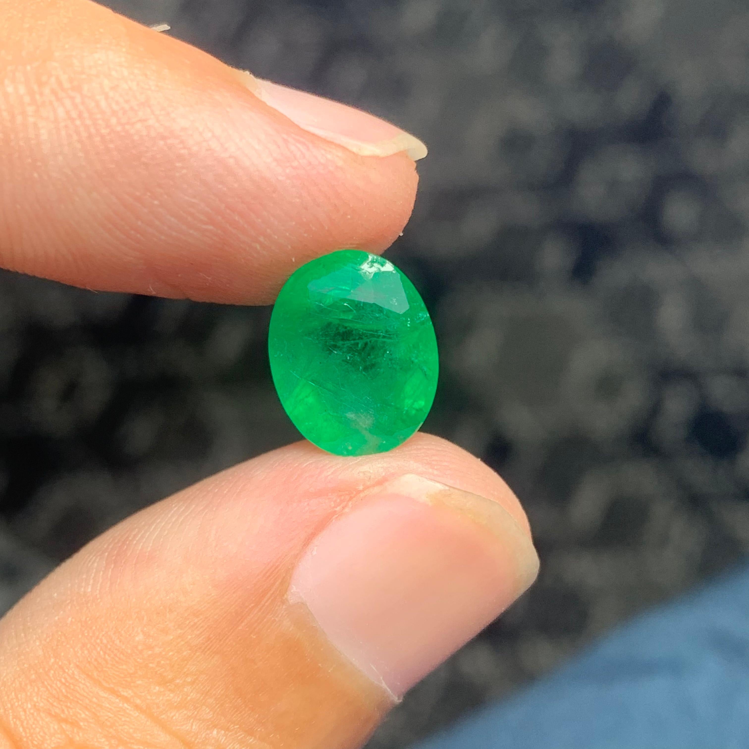Loose Emerald 
Weight: 3.60 Carats 
Dimension: 11.1 X 8.9 X 5.8 Mm
Origin: Zambia 🇿🇲 
Color; Green
Shape: Oval
Treatment: Non
Certificate: On Customer Demand 
Zambia is renowned for producing some of the world's finest emeralds, prized for their