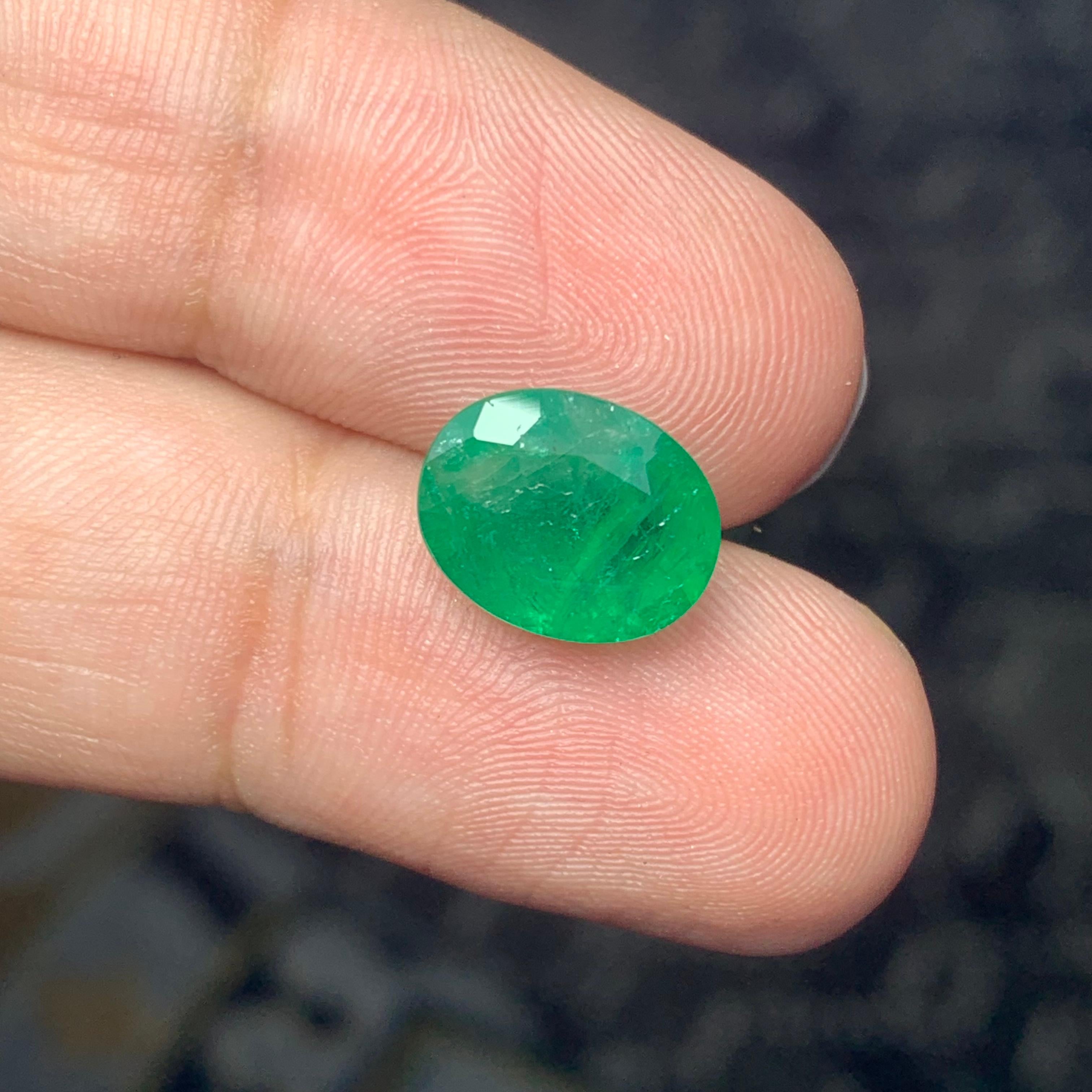 3.60 Carats Natural Loose Green Emerald Oval Shape From Zambia Mine In New Condition In Peshawar, PK