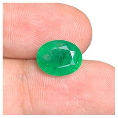 Émeraude verte naturelle non sertie de 3,60 carats de forme ovale provenant d'une mine de Zambie