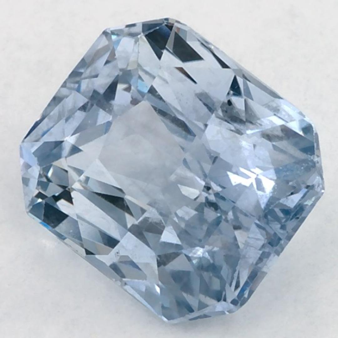 Questo zaffiro blu naturale offre eleganza e raffinatezza. Con la sua ricca saturazione del colore e il taglio preciso, è il centro perfetto per un anello di fidanzamento o un design di gioielli di lusso.

Questo zaffiro proviene dallo Sri Lanka