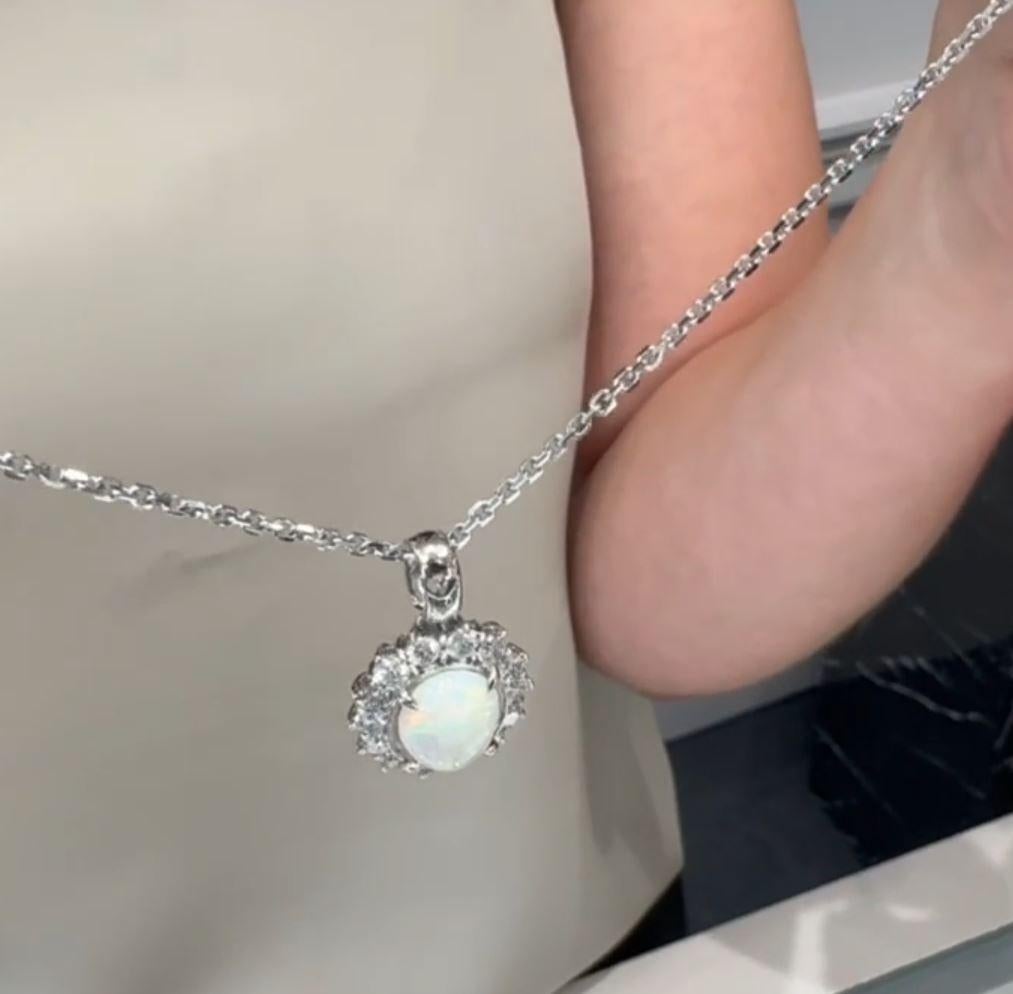 Collana con ciondolo in oro bianco 14K con opale e diamanti in vendita 2