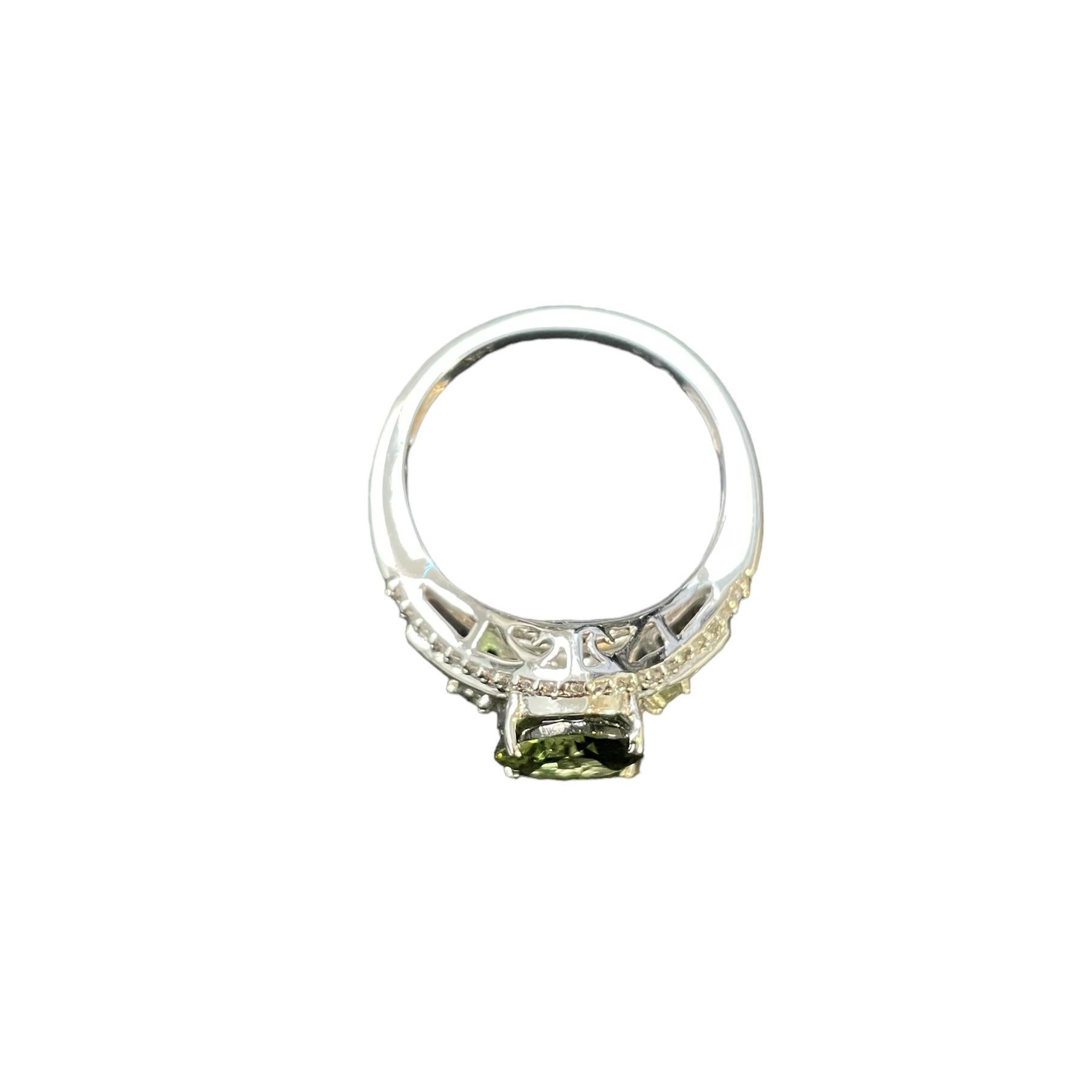 Oval Cut 3.60 CT tsavorite Gemstone and Diamond Ring For Sale