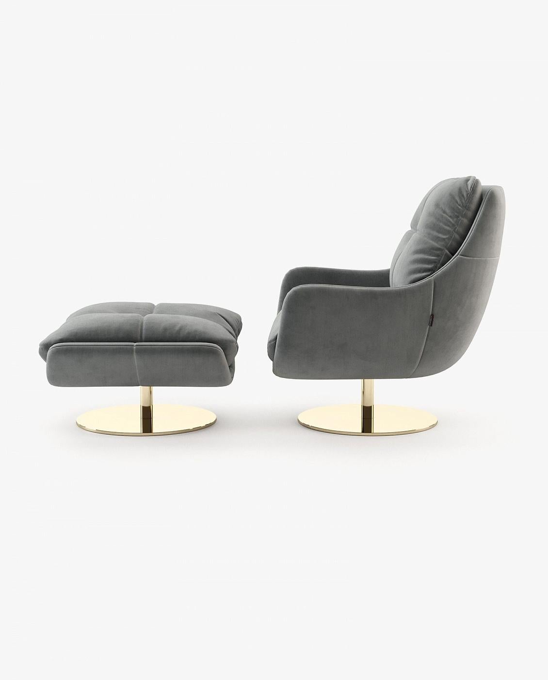 Conçu par le célèbre Sotiris Lazou Design/One Studio, ce fauteuil élégant est une option de siège exquise et chic qui fusionne le confort et le style contemporain. Il présente un design gracieusement incurvé et peut être associé à un ottoman