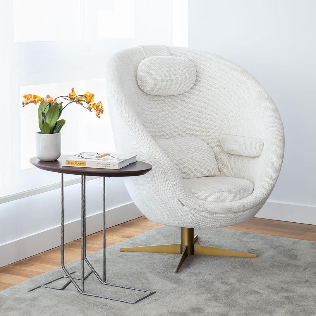 This is a contemporary lounge chair with a retro egg shape reminiscent of a James Bond film. It is the perfect hideaway for reading.
This lounge chair has a solid wood structure and stainless-steel base.
Other finishes and dimensions are available