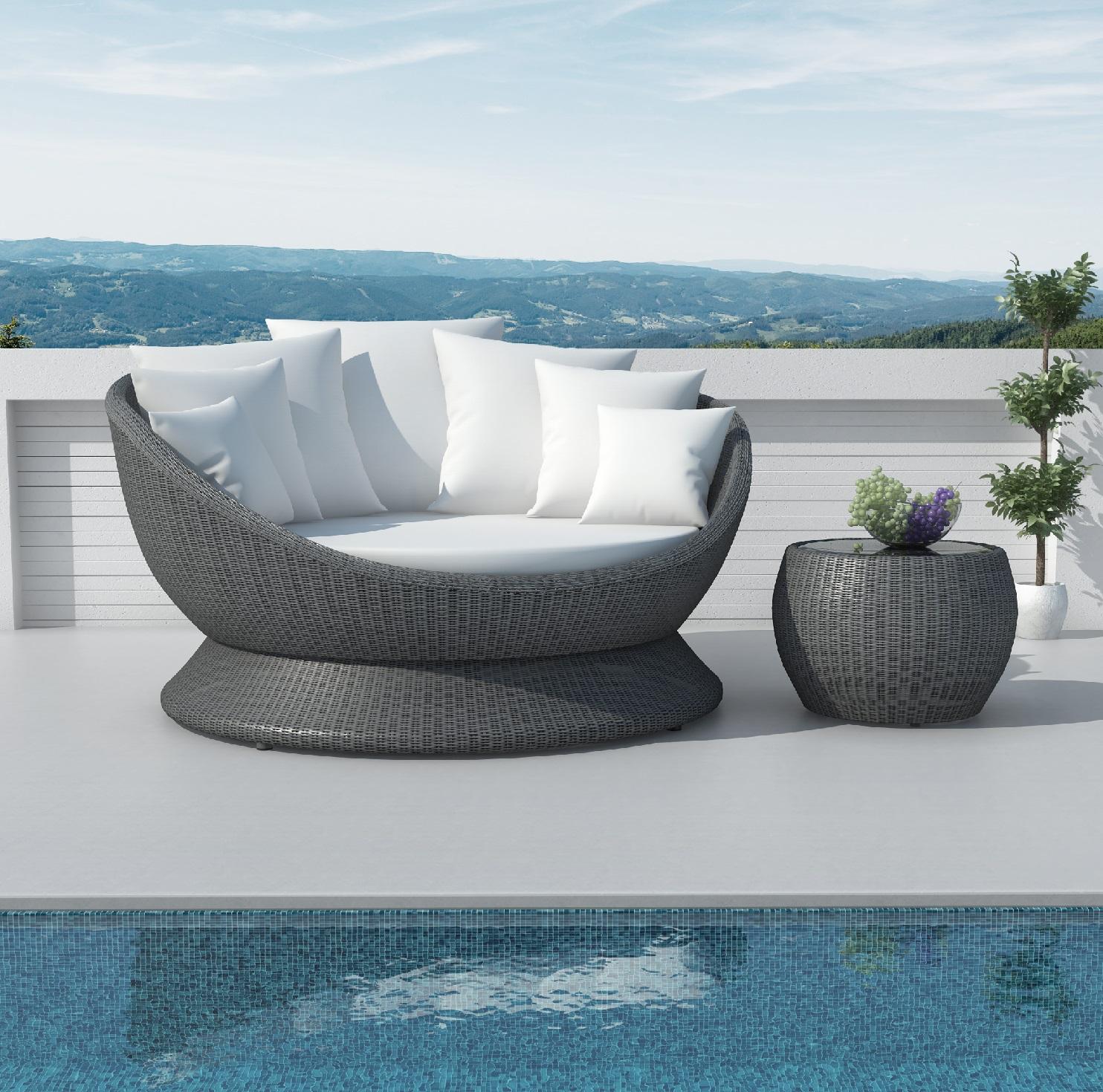360° Rotating Outdoor Daybed In Stone Washed Wicker In New Condition For Sale In New York, NY