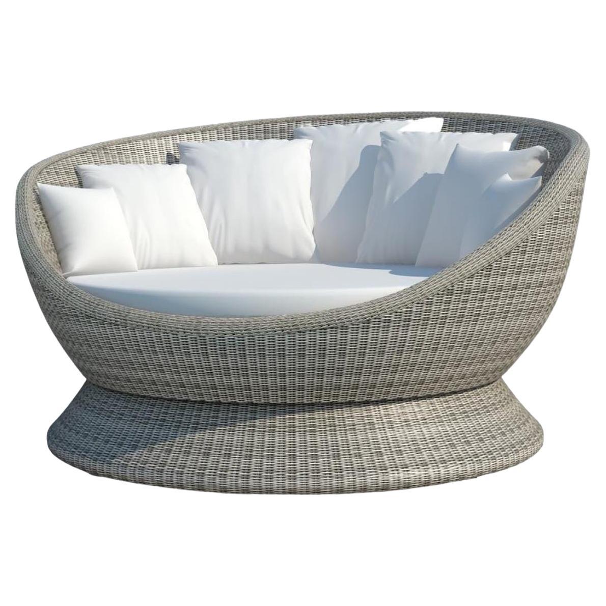360° Rotating Outdoor Daybed In Stone Washed Wicker