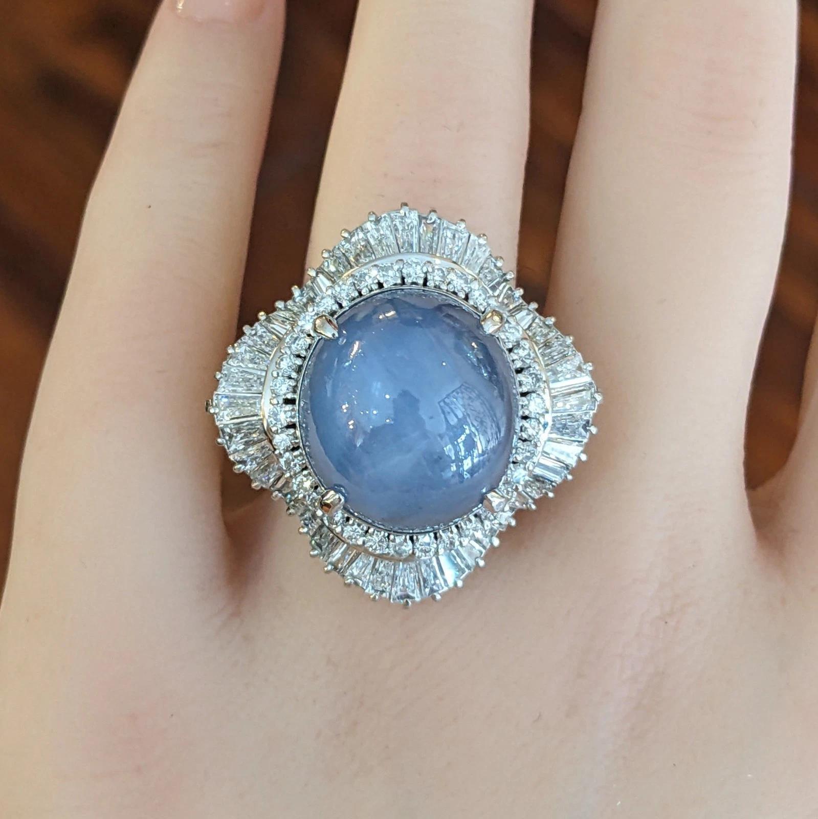 Bague saphir étoilé et diamant de 36,02 carats en platine 

La bague de cocktail présente un saphir étoilé cabochon de forme ovale naturelle pesant 36,02 carats, entouré d'une rangée de diamants ronds de taille brillant et d'une rangée de diamants