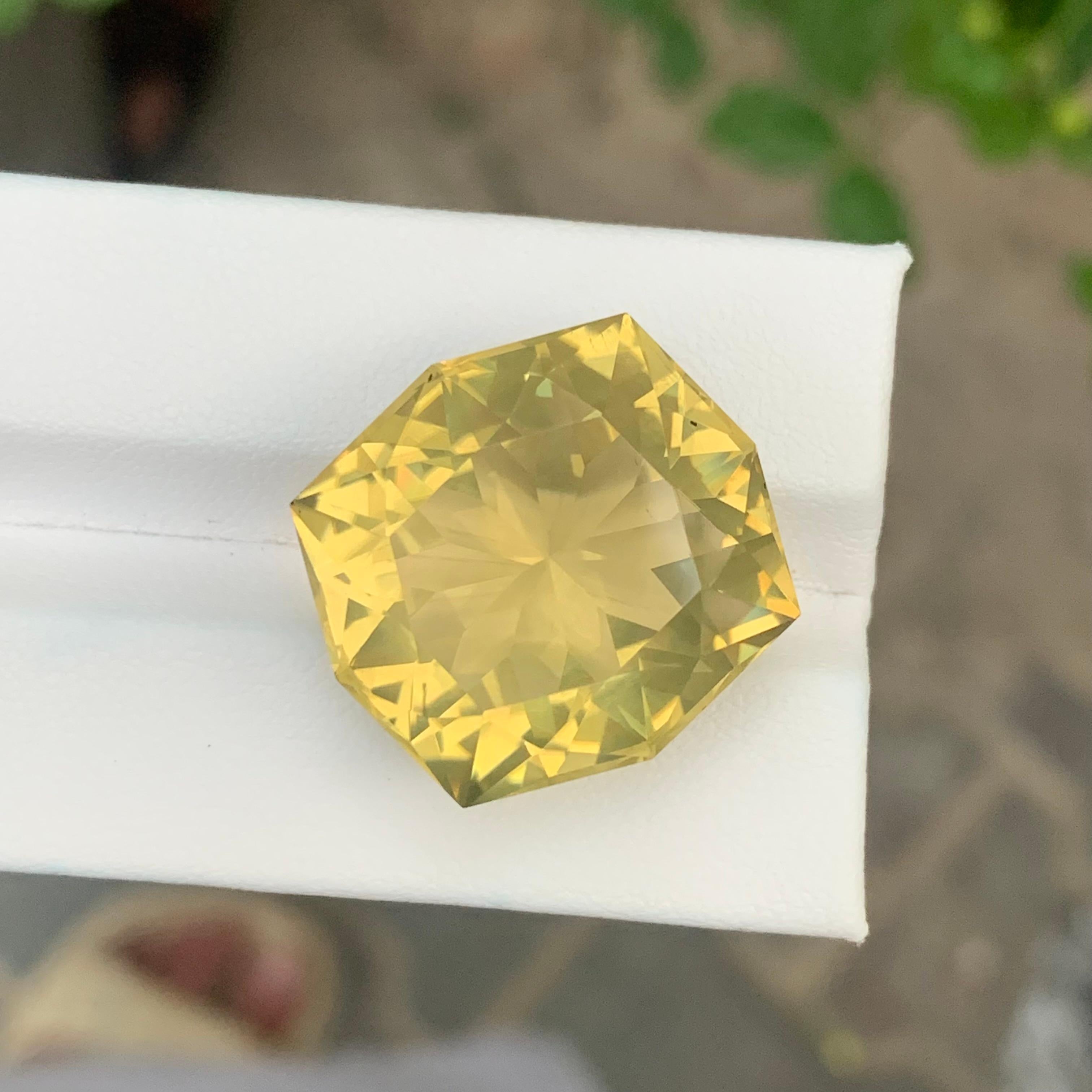 Arts and Crafts 36,05 carati di quarzo limone sfuso taglio fantasia in vendita