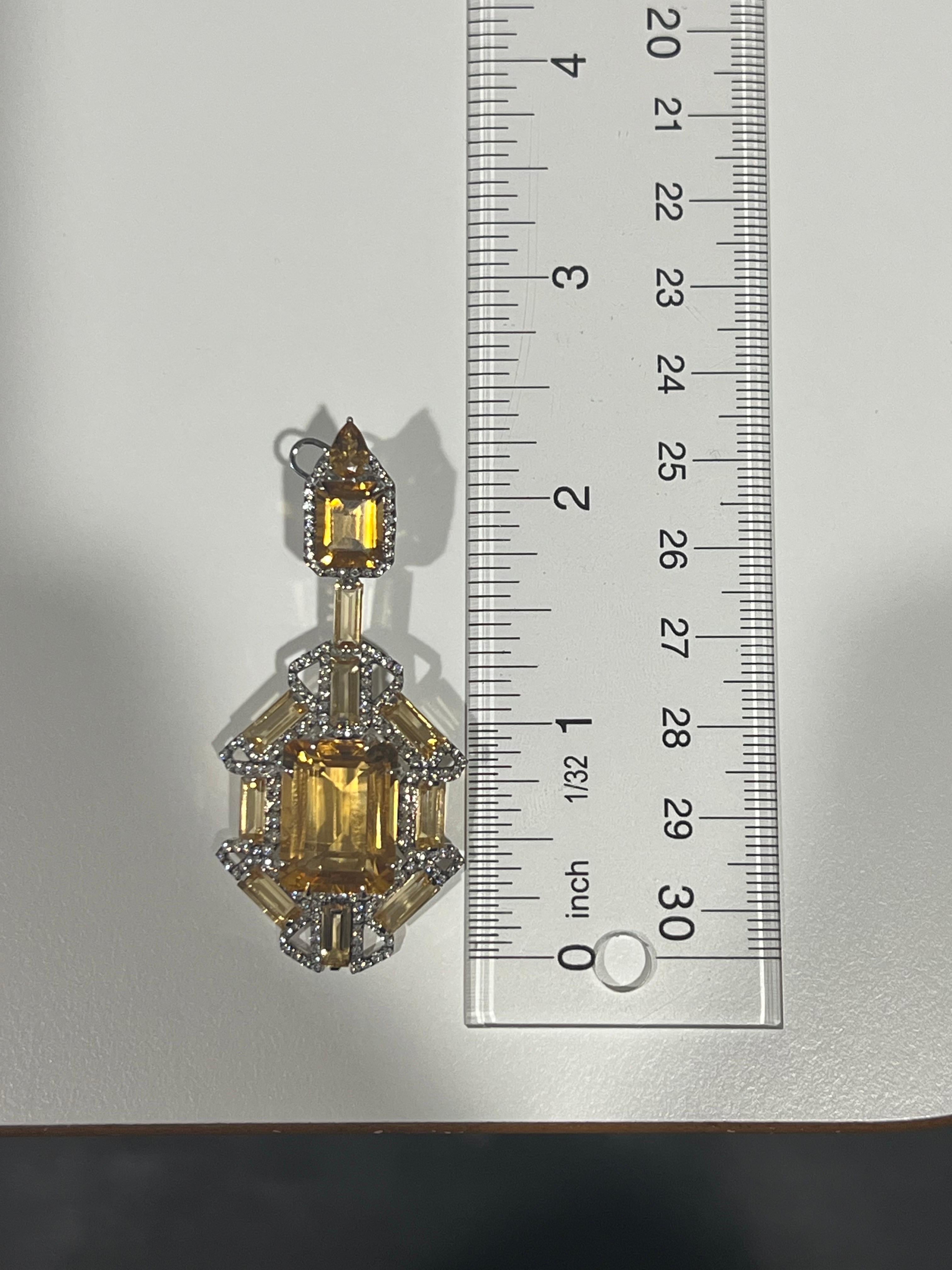 Boucles d'oreilles en or 18 carats avec citrine taille émeraude 36,07 carats et diamants blancs ronds 2,8 carats Unisexe en vente
