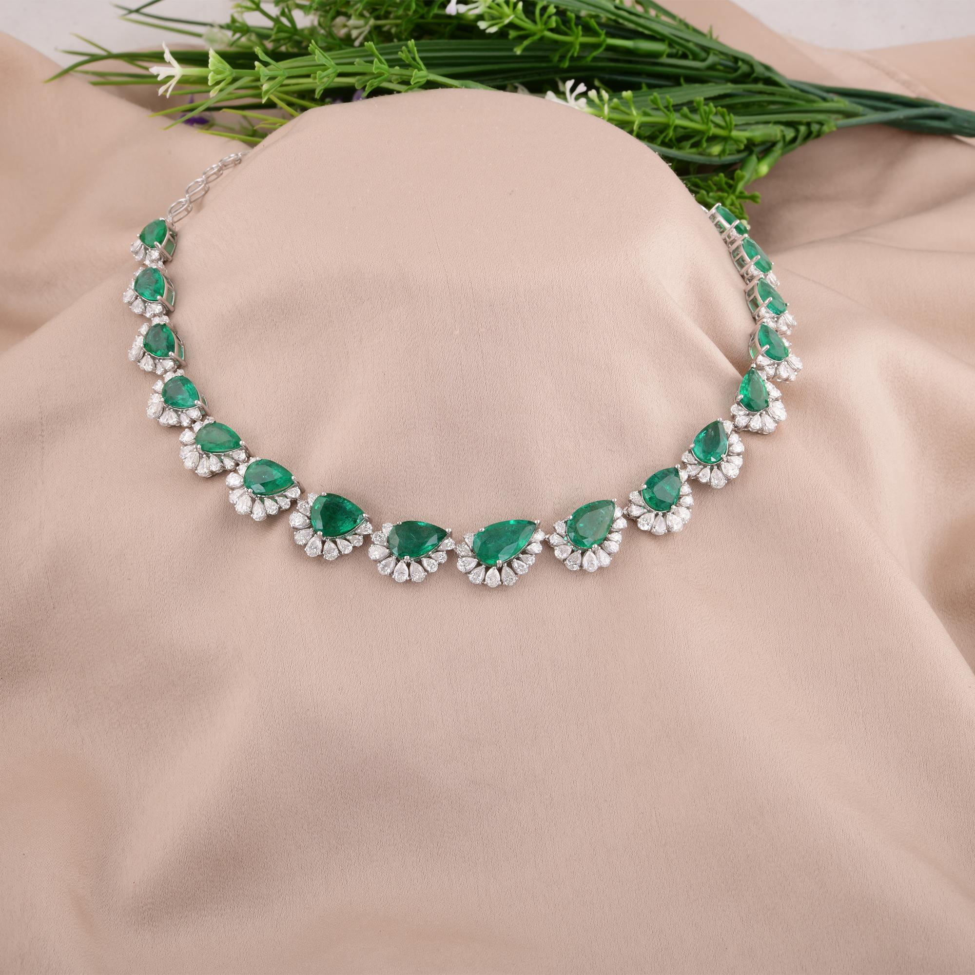 Art déco 36.08TCW Pear Zambian Emerald Halo SI/H Diamond Necklace for Wife 18k White Gold (collier pour femme) en vente
