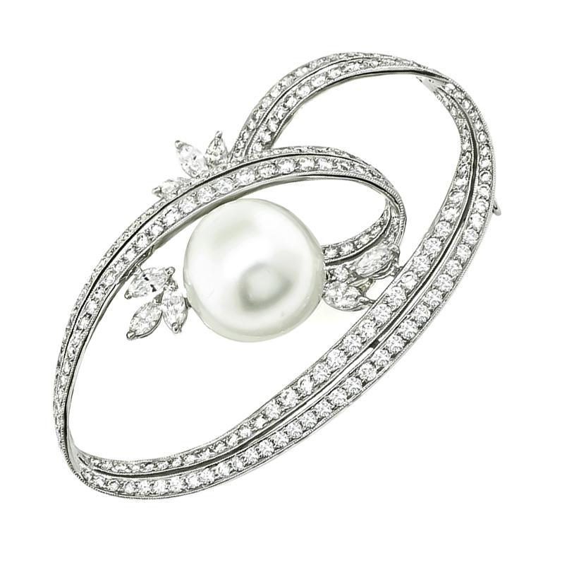 Dies ist eine wunderschöne Brosche aus 18 Karat Weißgold. Die Brosche ist mit funkelnden runden und marquise geschliffenen Diamanten besetzt, die etwa 3.60ct wiegen. Die Farbe dieser Diamanten ist G mit VS-Reinheit. Die Diamanten werden von einer