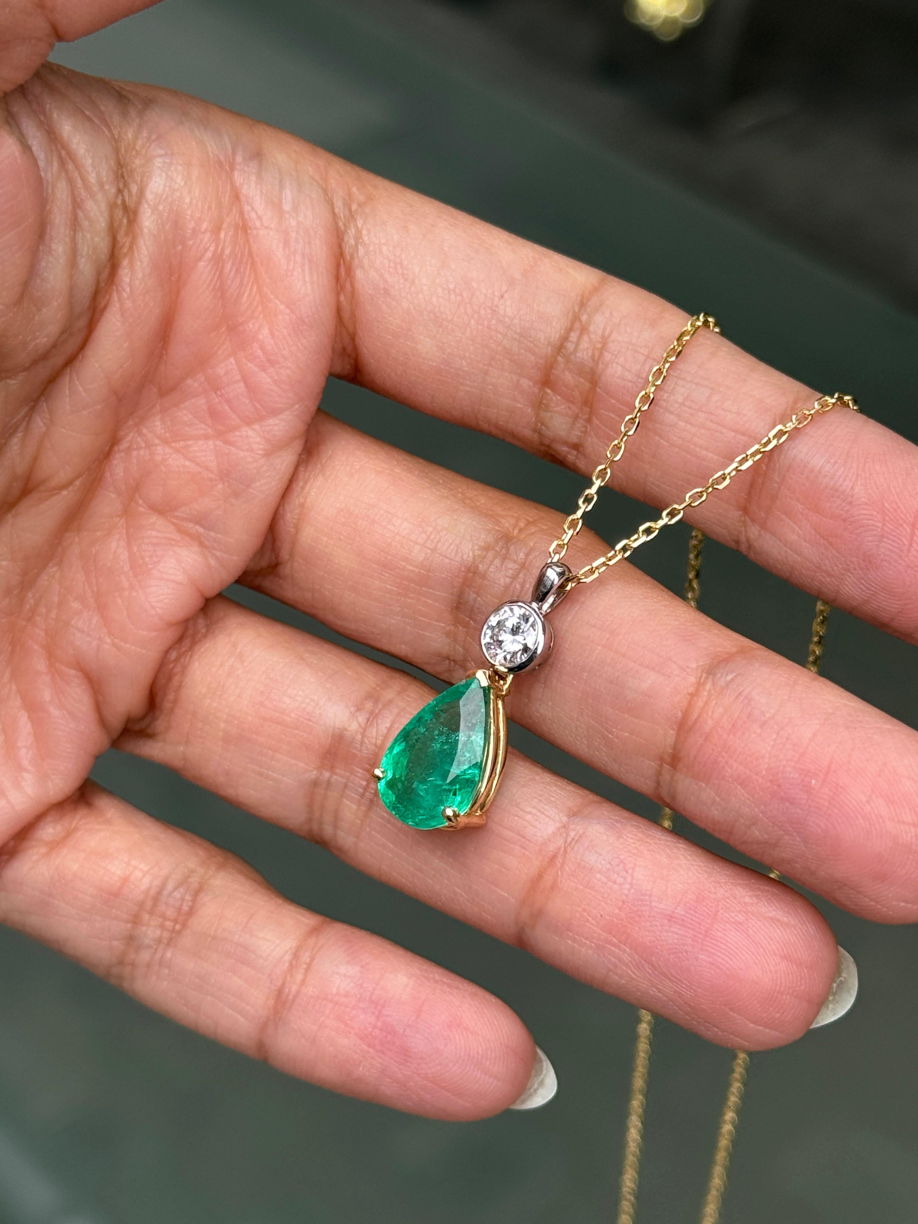 3.60ct Emerald and 0.44ct Diamond 18ct Gold Pendant Necklace In New Condition For Sale In London, GB