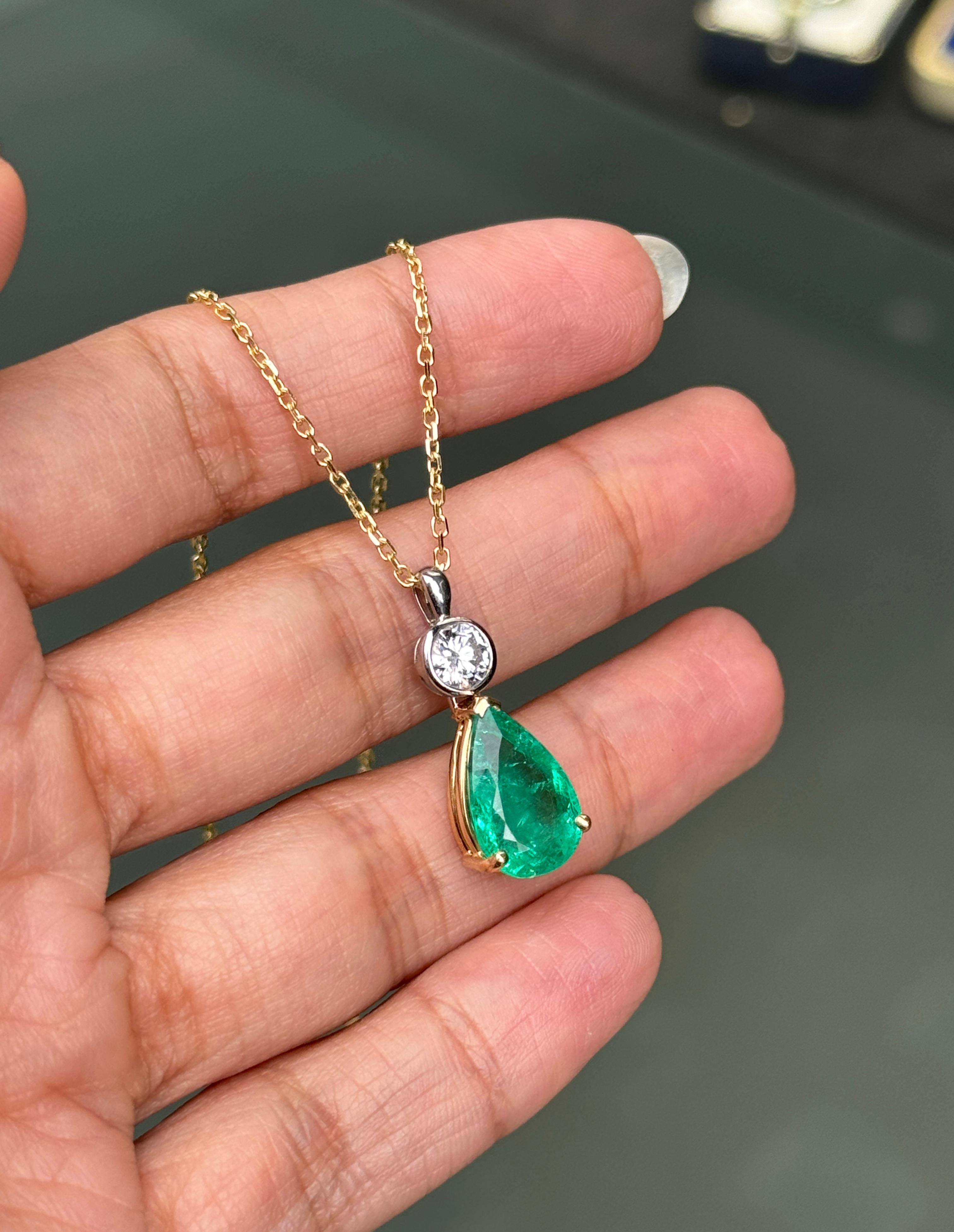 Women's or Men's 3.60ct Emerald and 0.44ct Diamond 18ct Gold Pendant Necklace For Sale