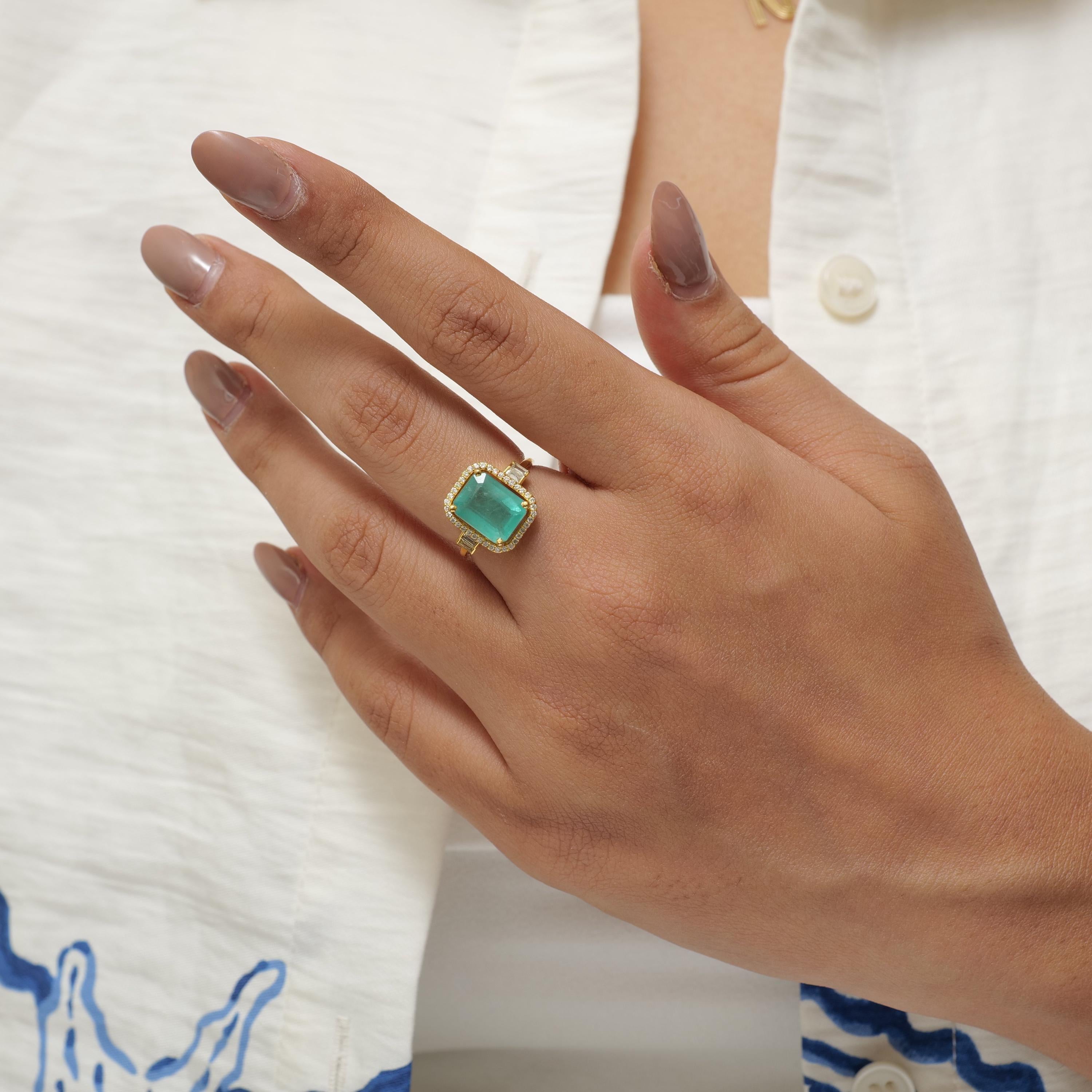 3,60ct Smaragd Edelstein Ring mit natürlichen Diamanten in 14K Solid Gold (zertifiziert) (Rundschliff) im Angebot