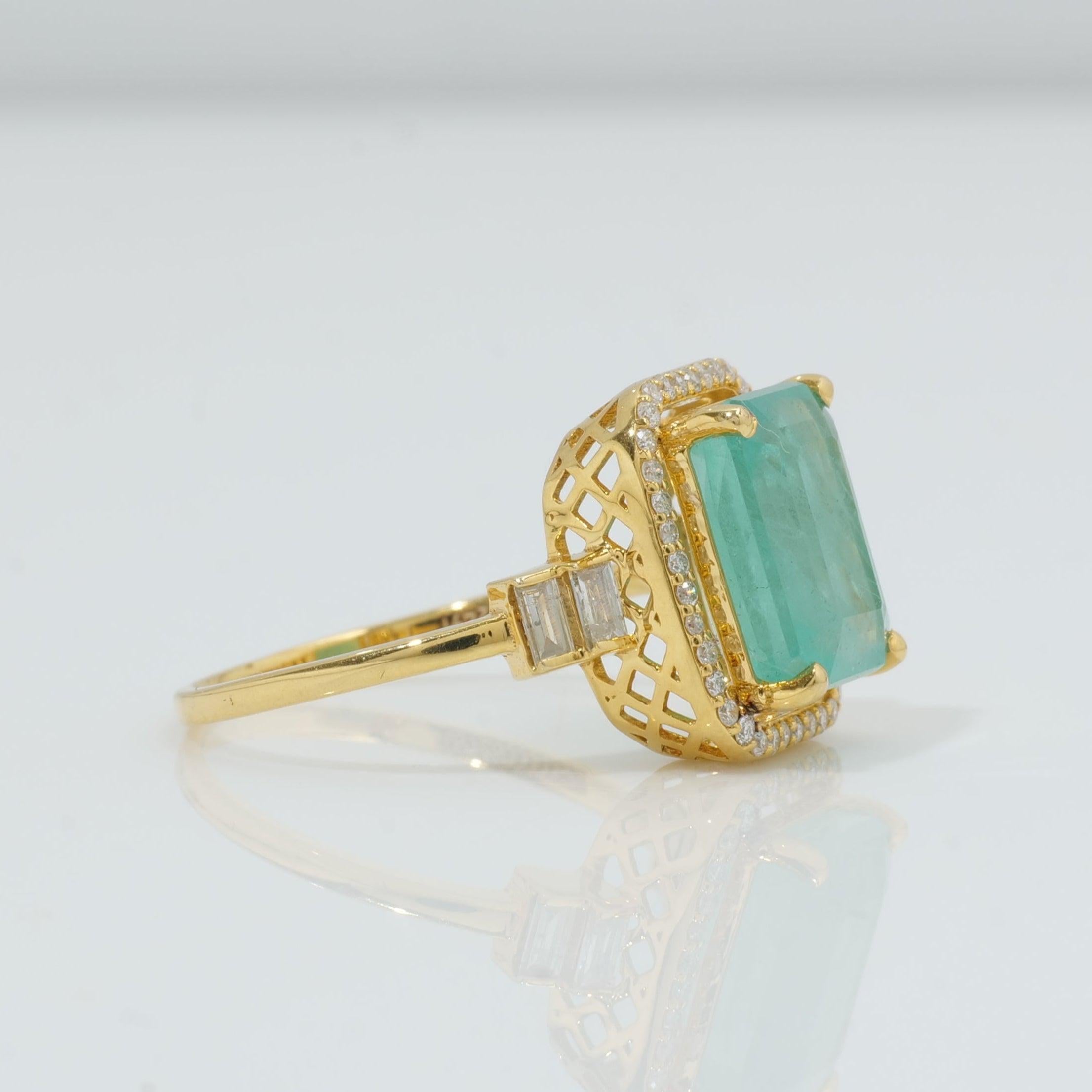 3,60ct Smaragd Edelstein Ring mit natürlichen Diamanten in 14K Solid Gold (zertifiziert) im Zustand „Neu“ im Angebot in New Delhi, DL